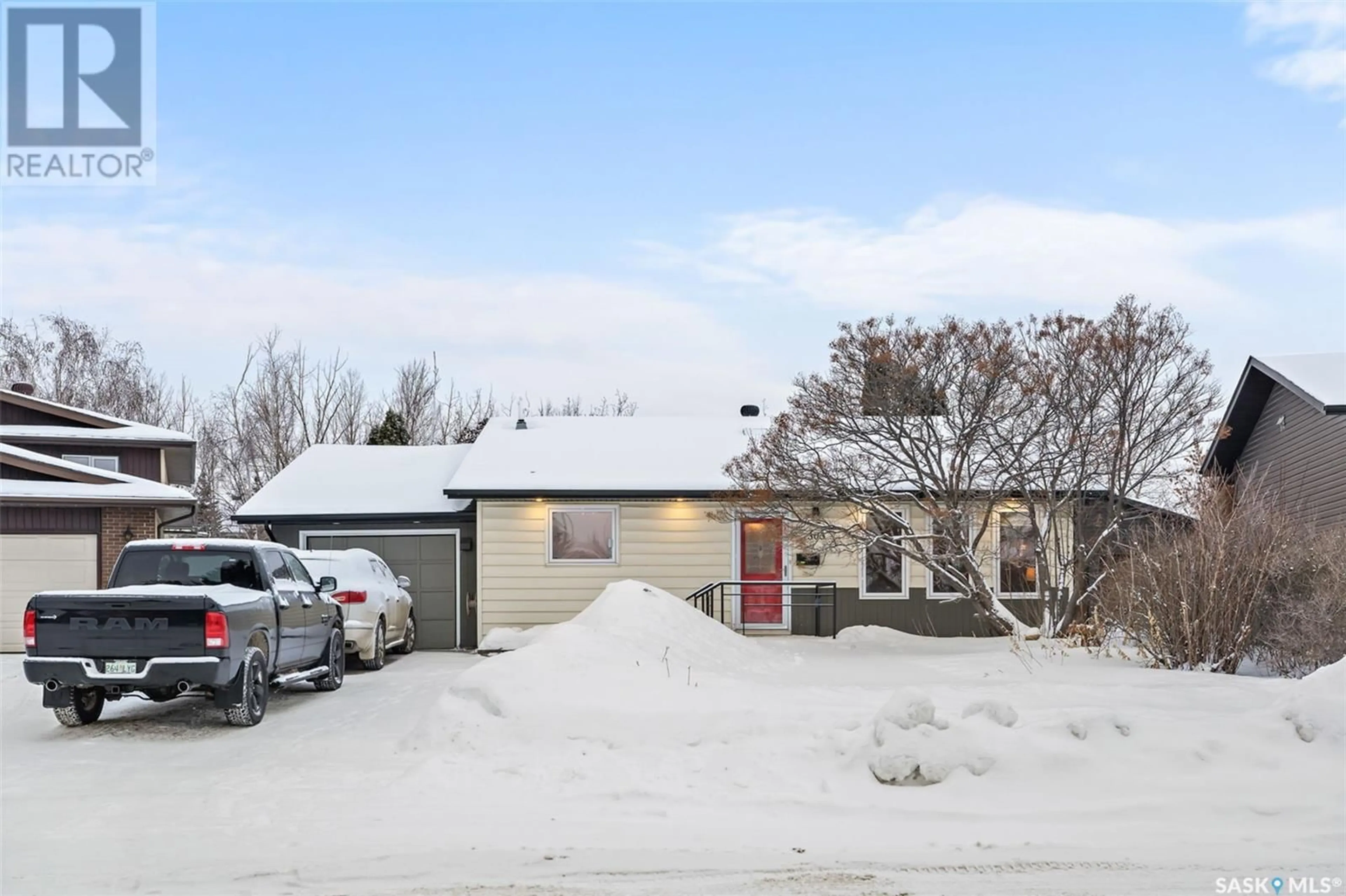 A pic from outside/outdoor area/front of a property/back of a property/a pic from drone, street for 303 Nordstrum ROAD, Saskatoon Saskatchewan S7K6P9