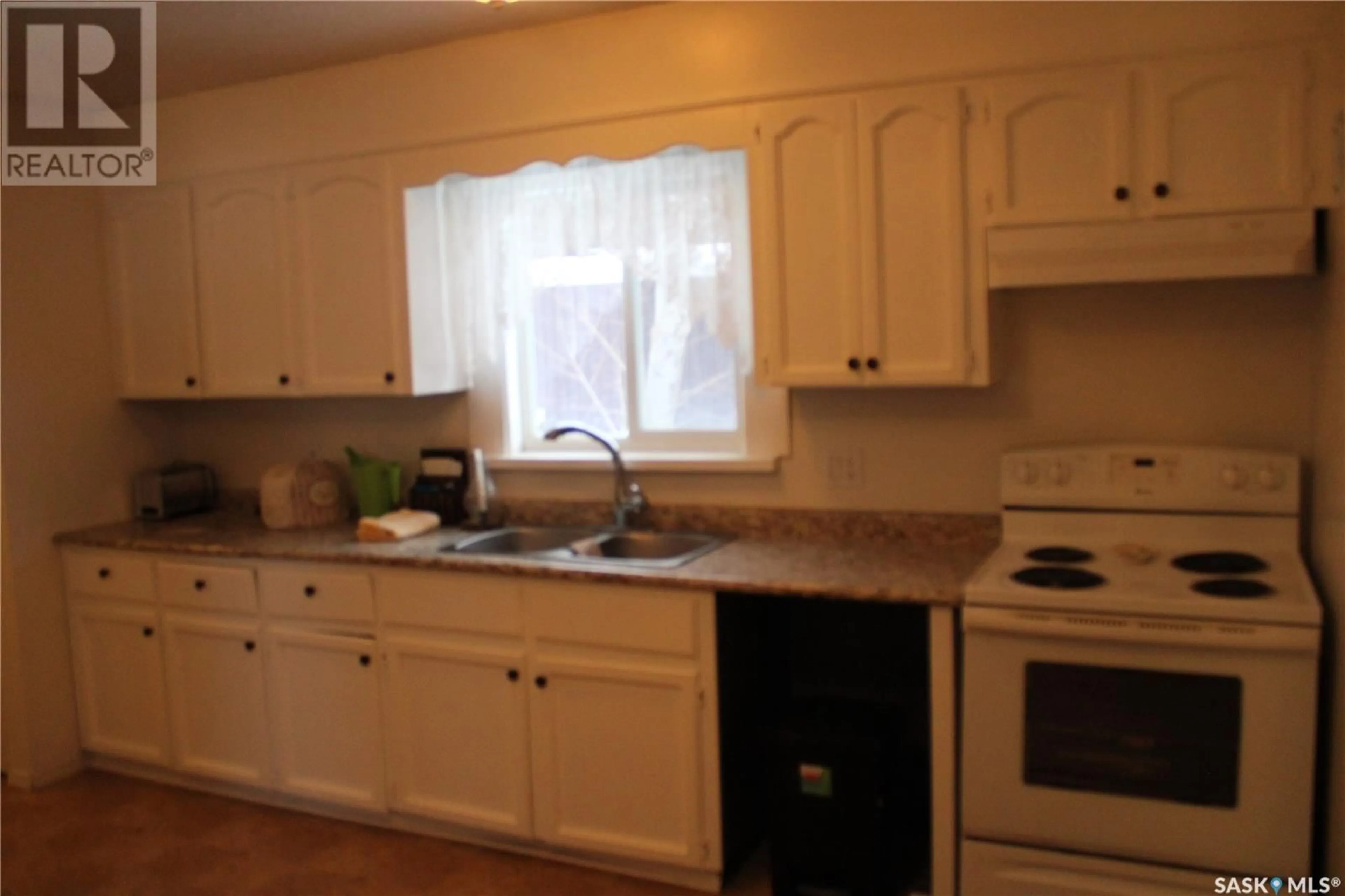 Standard kitchen, wood/laminate floor for 7 Appleton DRIVE, Yorkton Saskatchewan S3N2E1