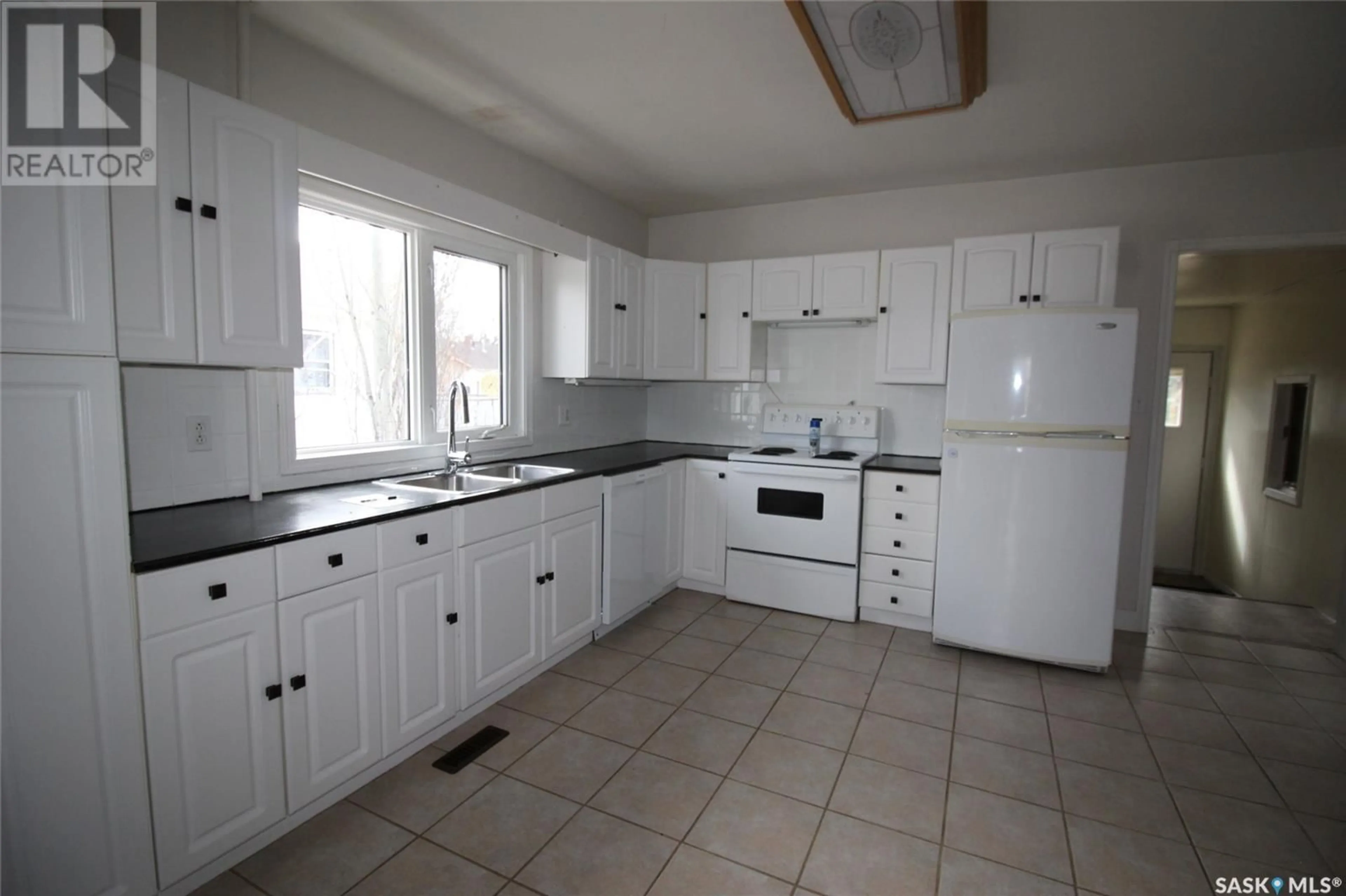 Standard kitchen, ceramic/tile floor for 528 Redcoat DRIVE, Eastend Saskatchewan S0N0T0