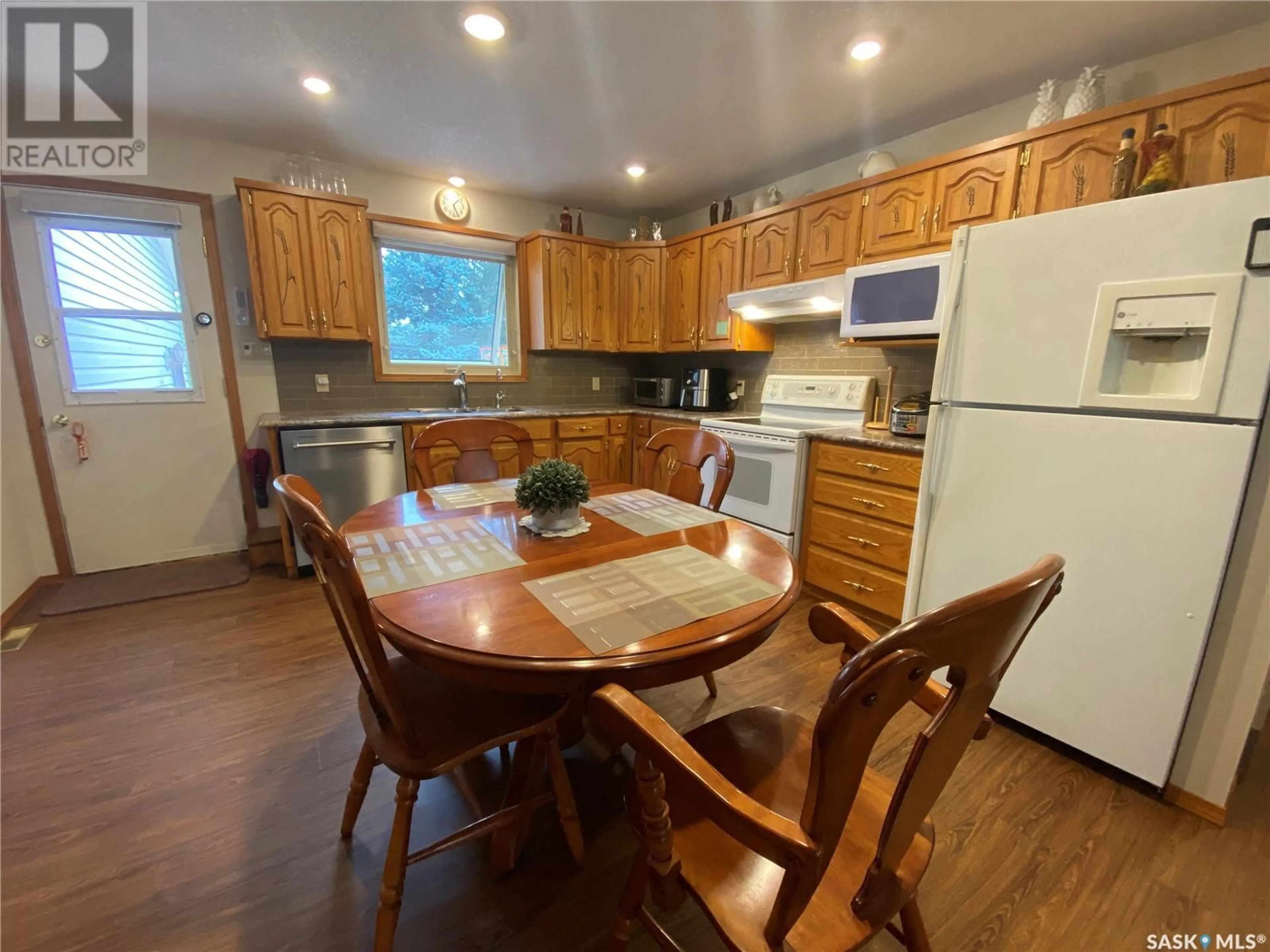 Standard kitchen, wood/laminate floor for 19 Bull CRESCENT, Yorkton Saskatchewan S3N3Y5