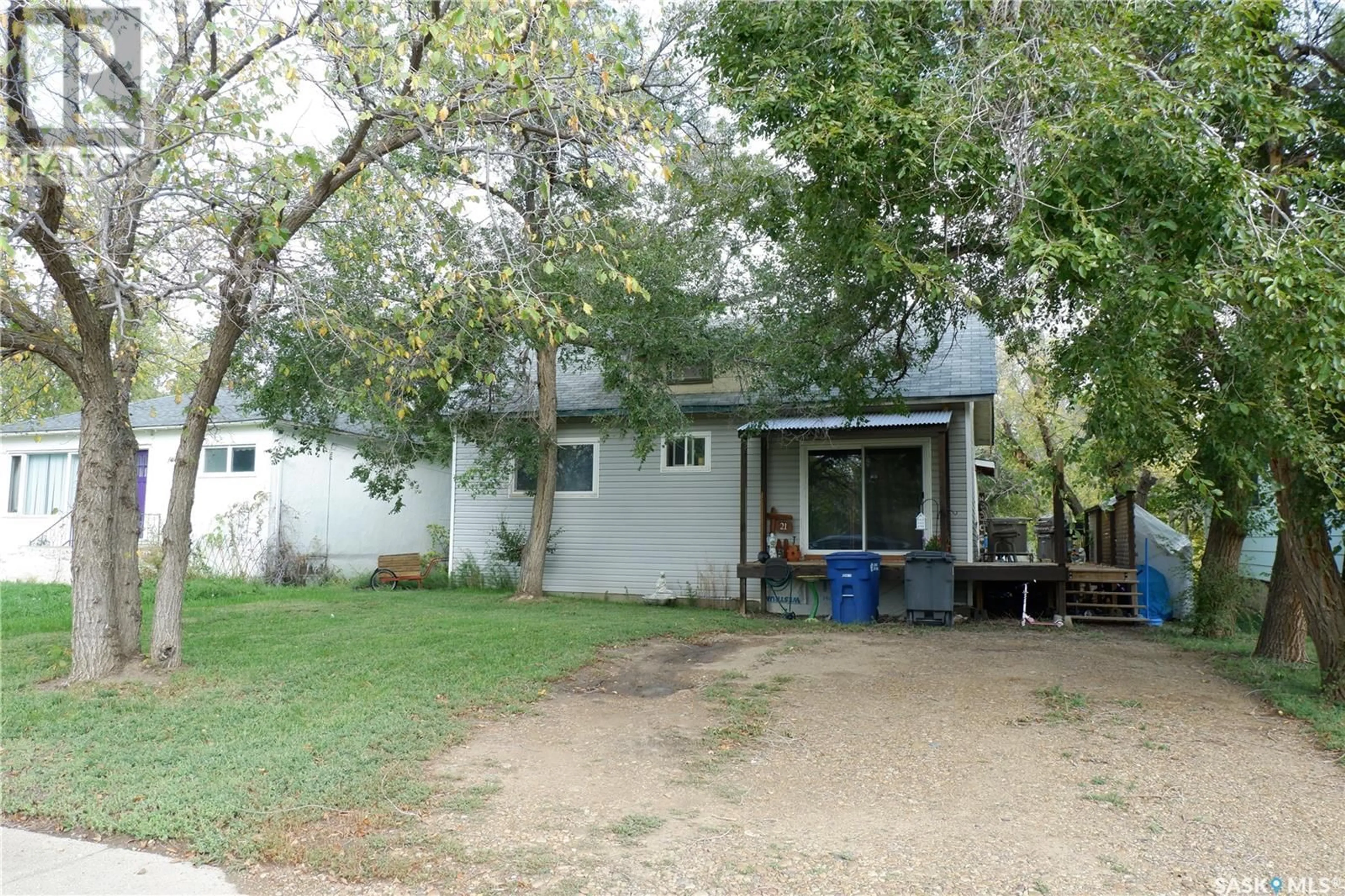 Patio, street for 21 3rd STREET E, Willow Bunch Saskatchewan S0H4K0