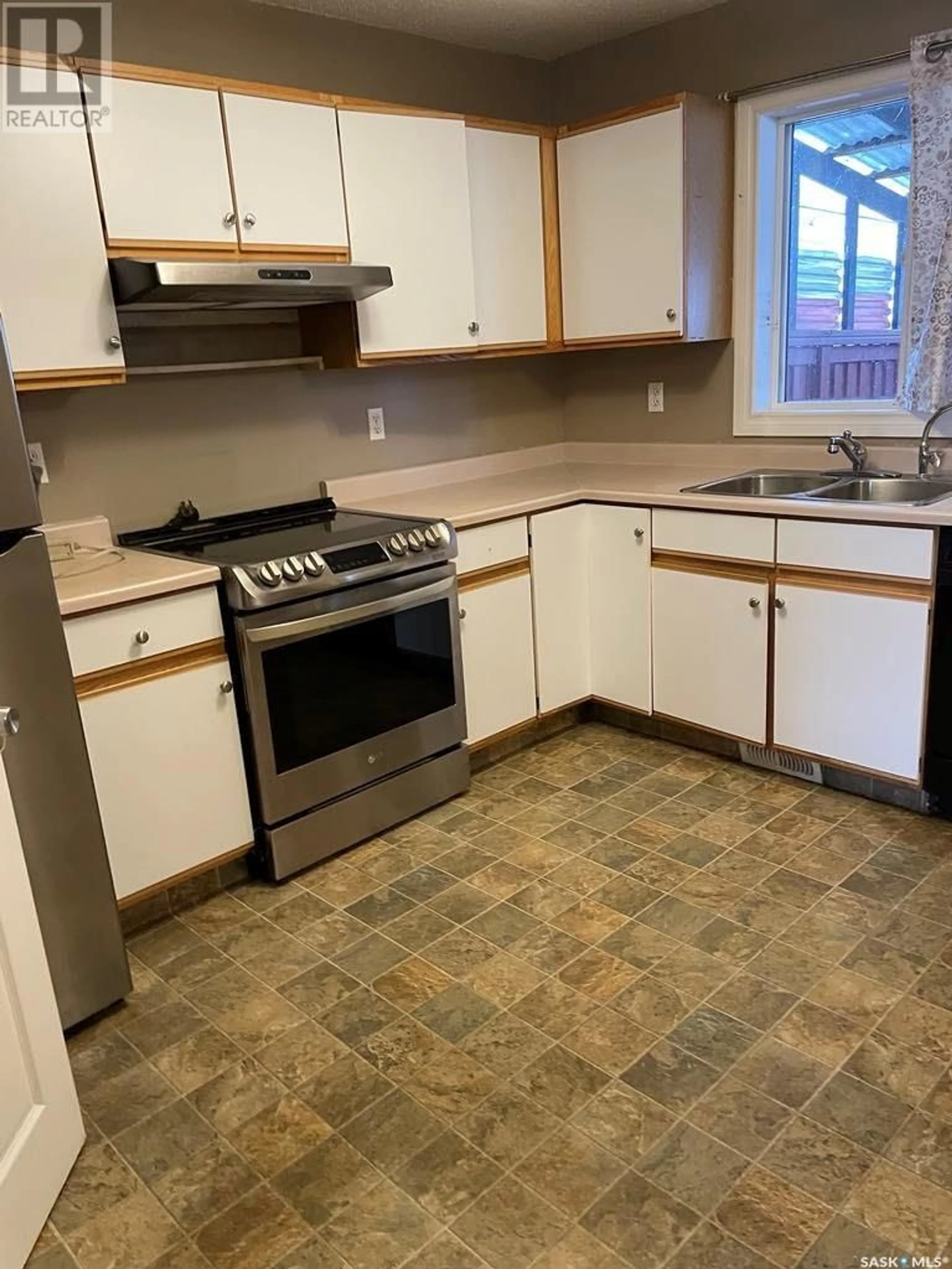 Standard kitchen, unknown for 1174 Angus STREET, Regina Saskatchewan S4T1Y5