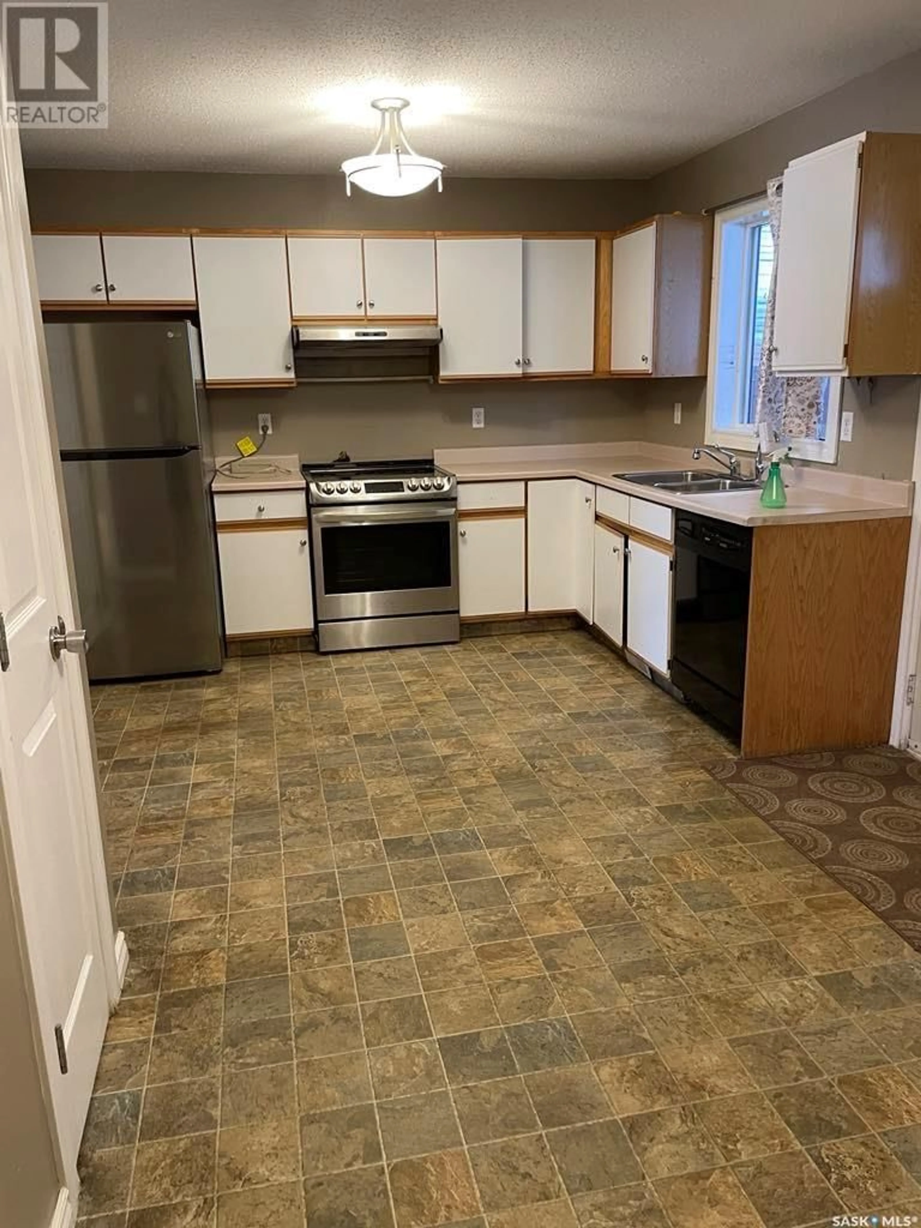 Standard kitchen, unknown for 1174 Angus STREET, Regina Saskatchewan S4T1Y5