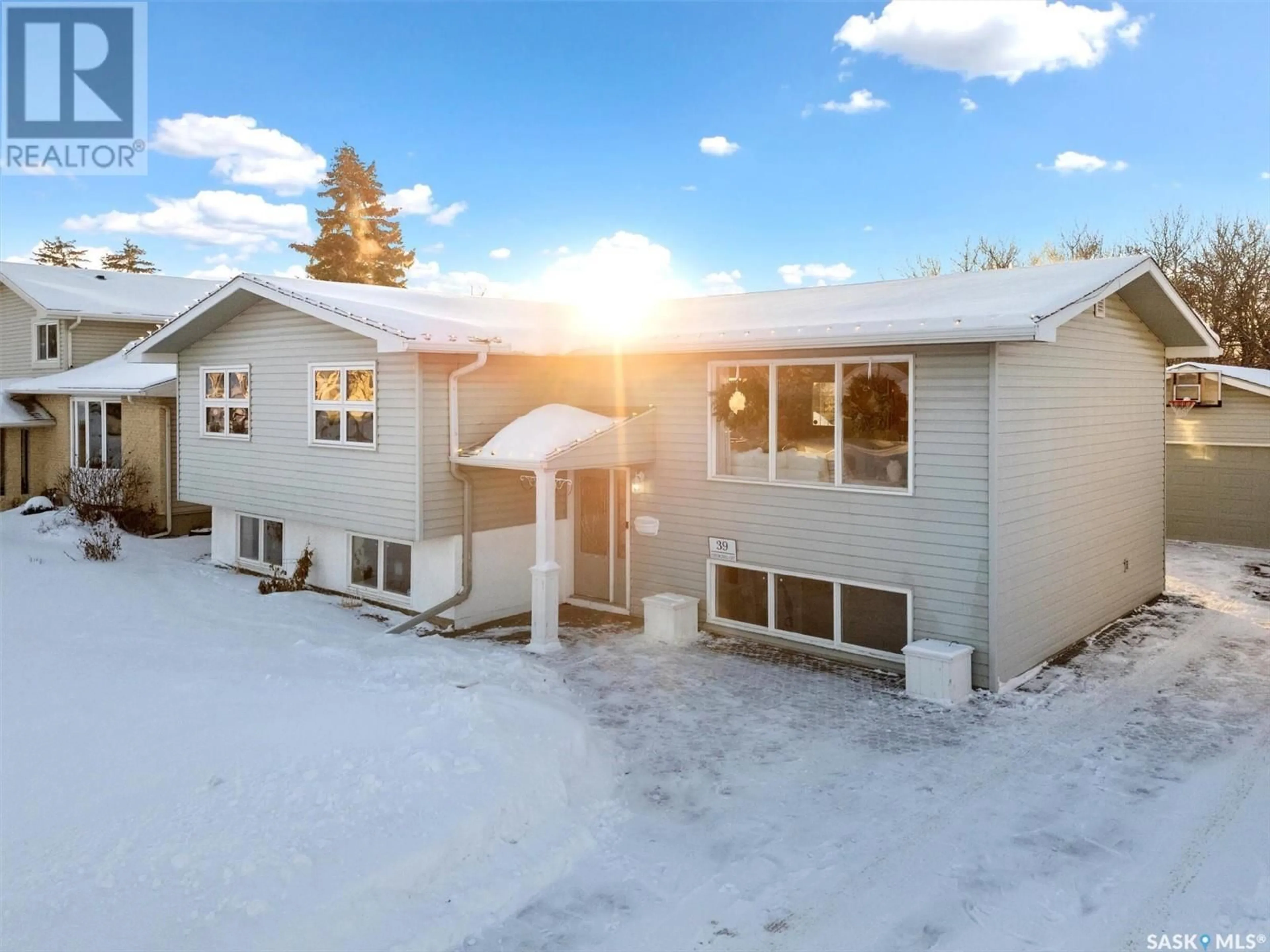 A pic from outside/outdoor area/front of a property/back of a property/a pic from drone, unknown for 39 Churchill COURT, Saskatoon Saskatchewan S7K3W9