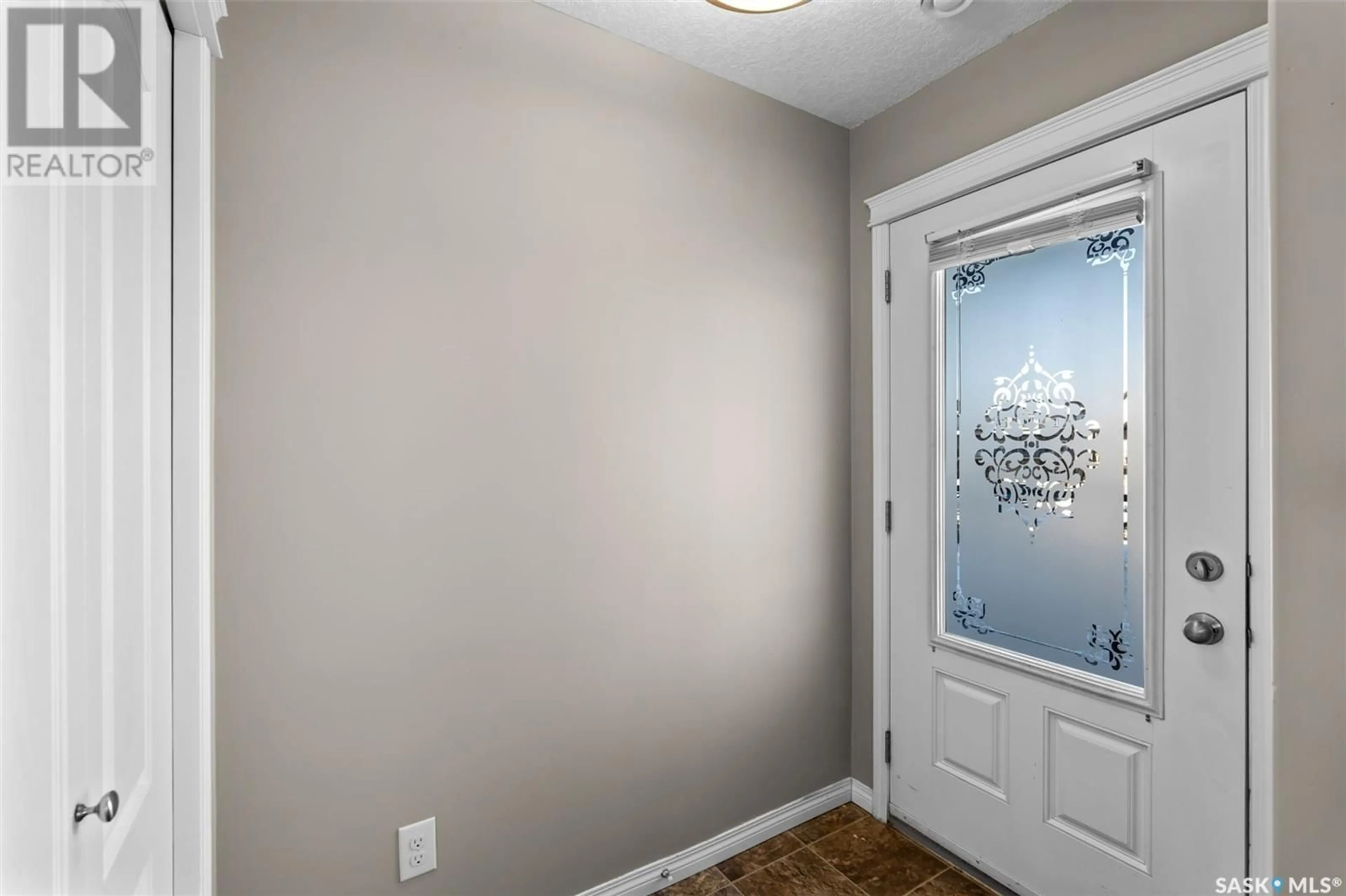 Indoor entryway for 102 103 Klassen CRESCENT, Saskatoon Saskatchewan S7R0J2