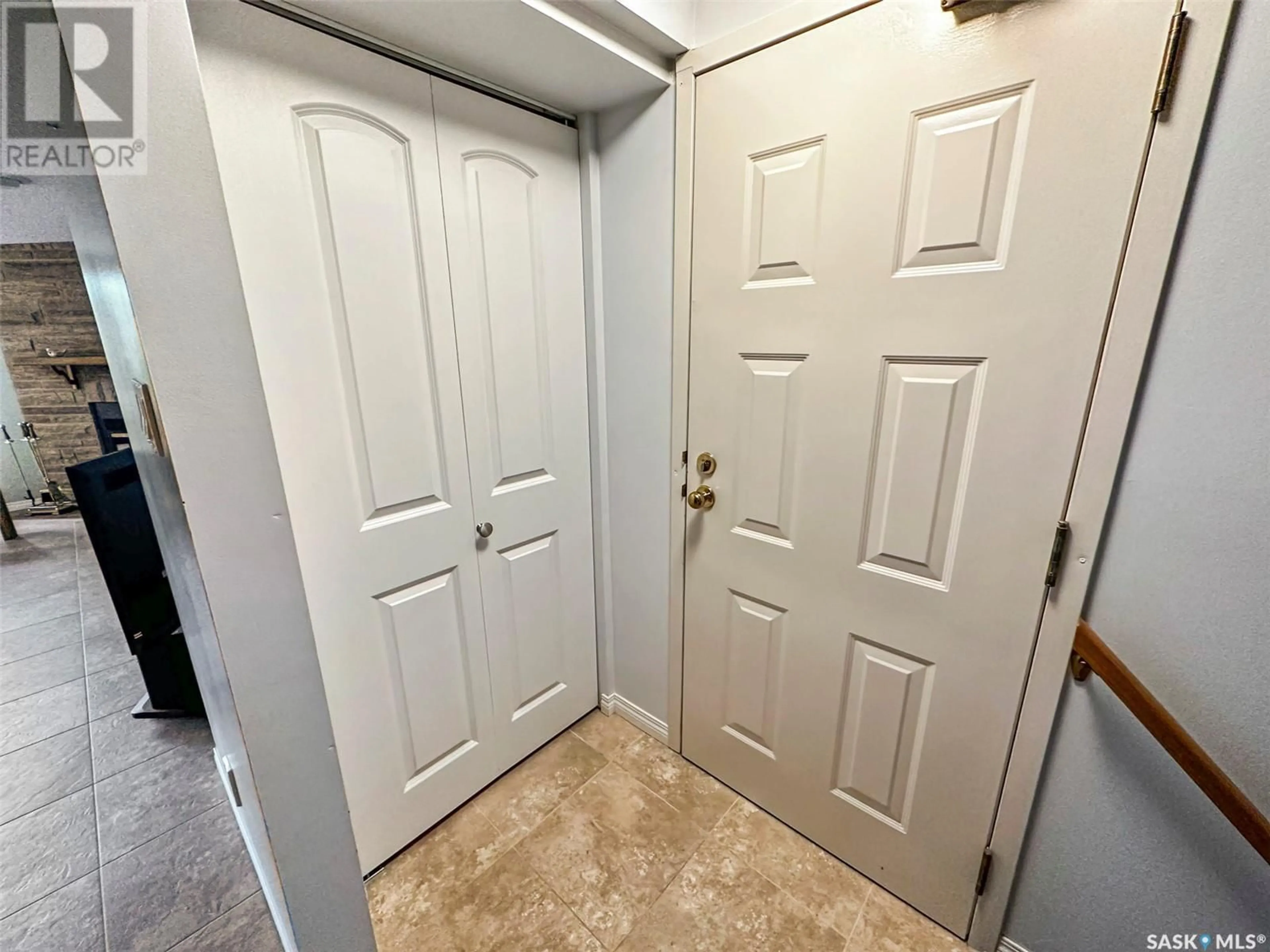 Indoor entryway for 15 275 Alpine CRESCENT, Swift Current Saskatchewan S9H4Y8