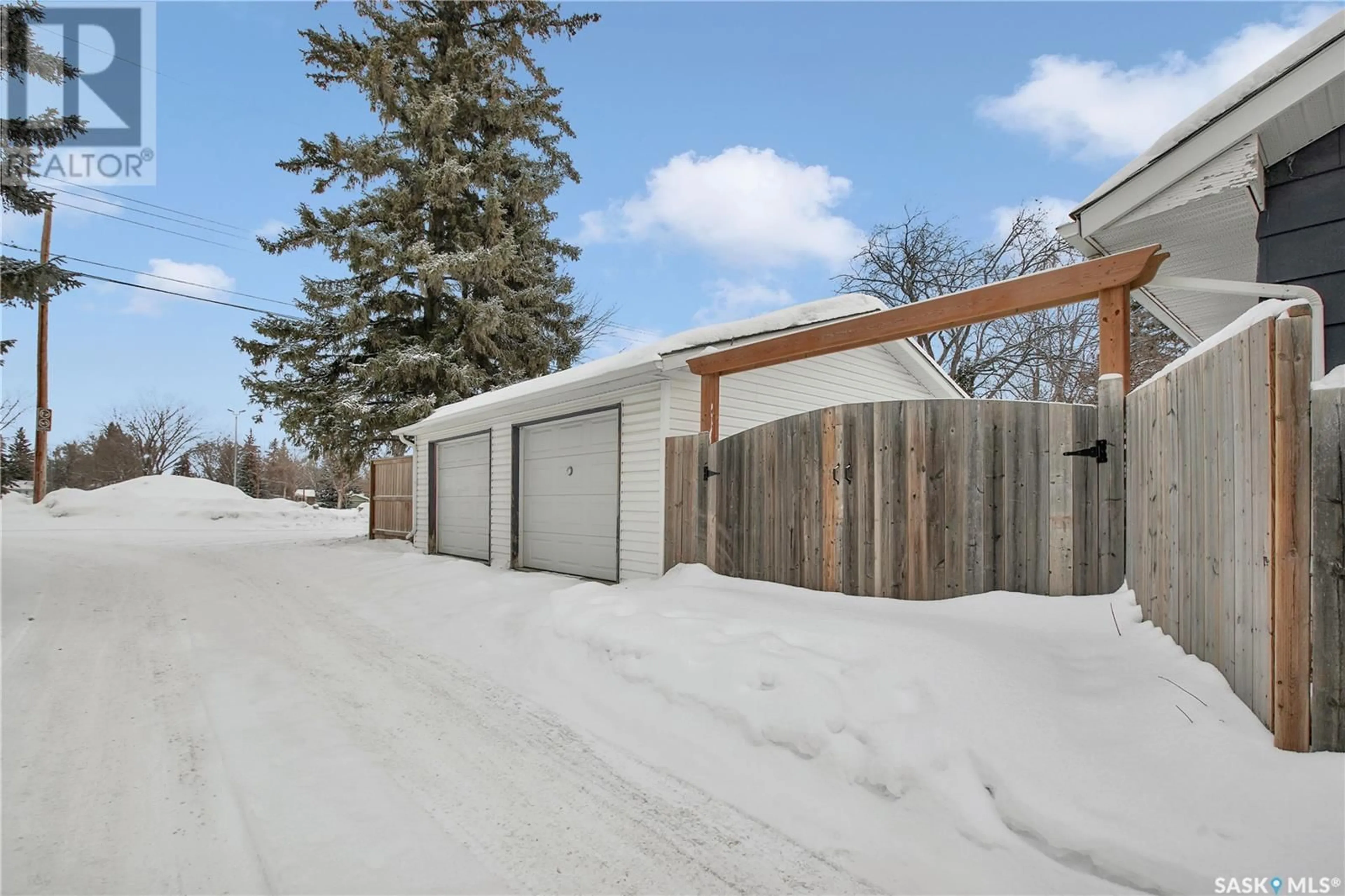 Indoor garage for 1301 Wilson CRESCENT, Saskatoon Saskatchewan S7J3J8