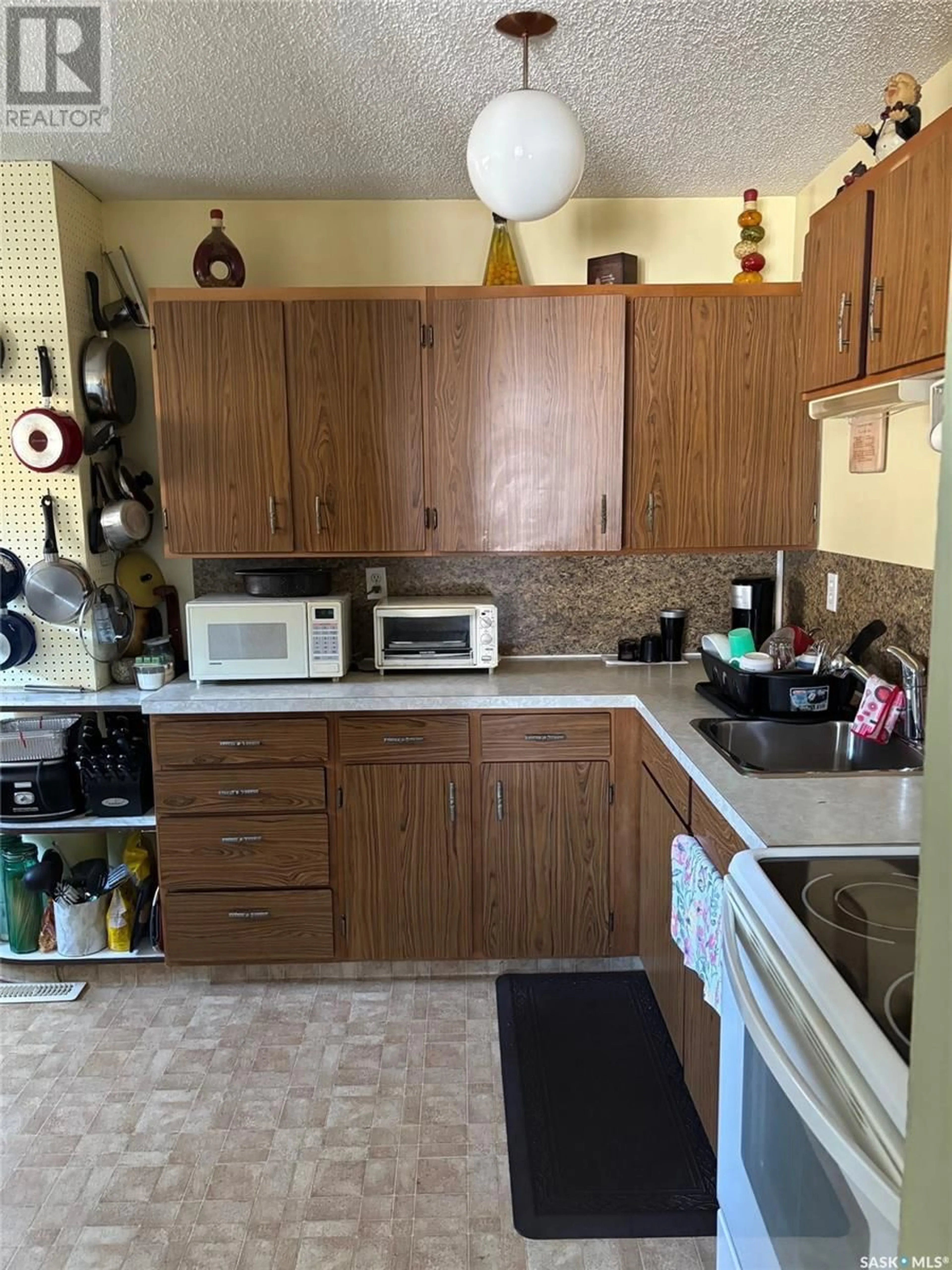 Standard kitchen, unknown for 1382 Manitou CRESCENT, Moose Jaw Saskatchewan S6H7C5