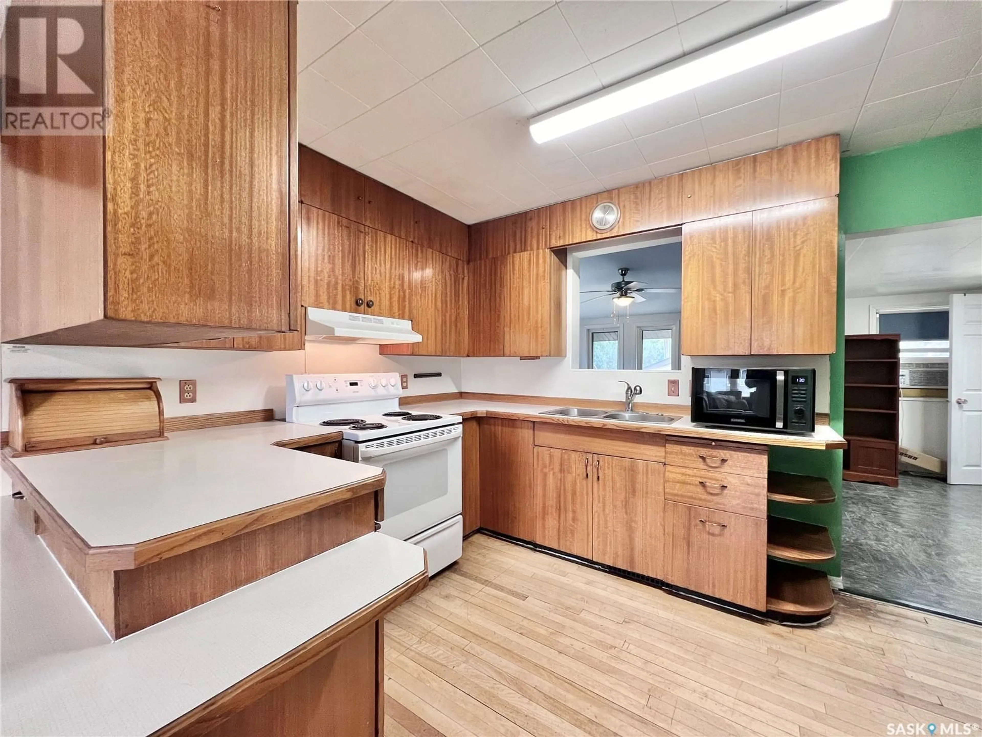 Standard kitchen, wood/laminate floor for 218 Simpson STREET, Outlook Saskatchewan S0L2N0