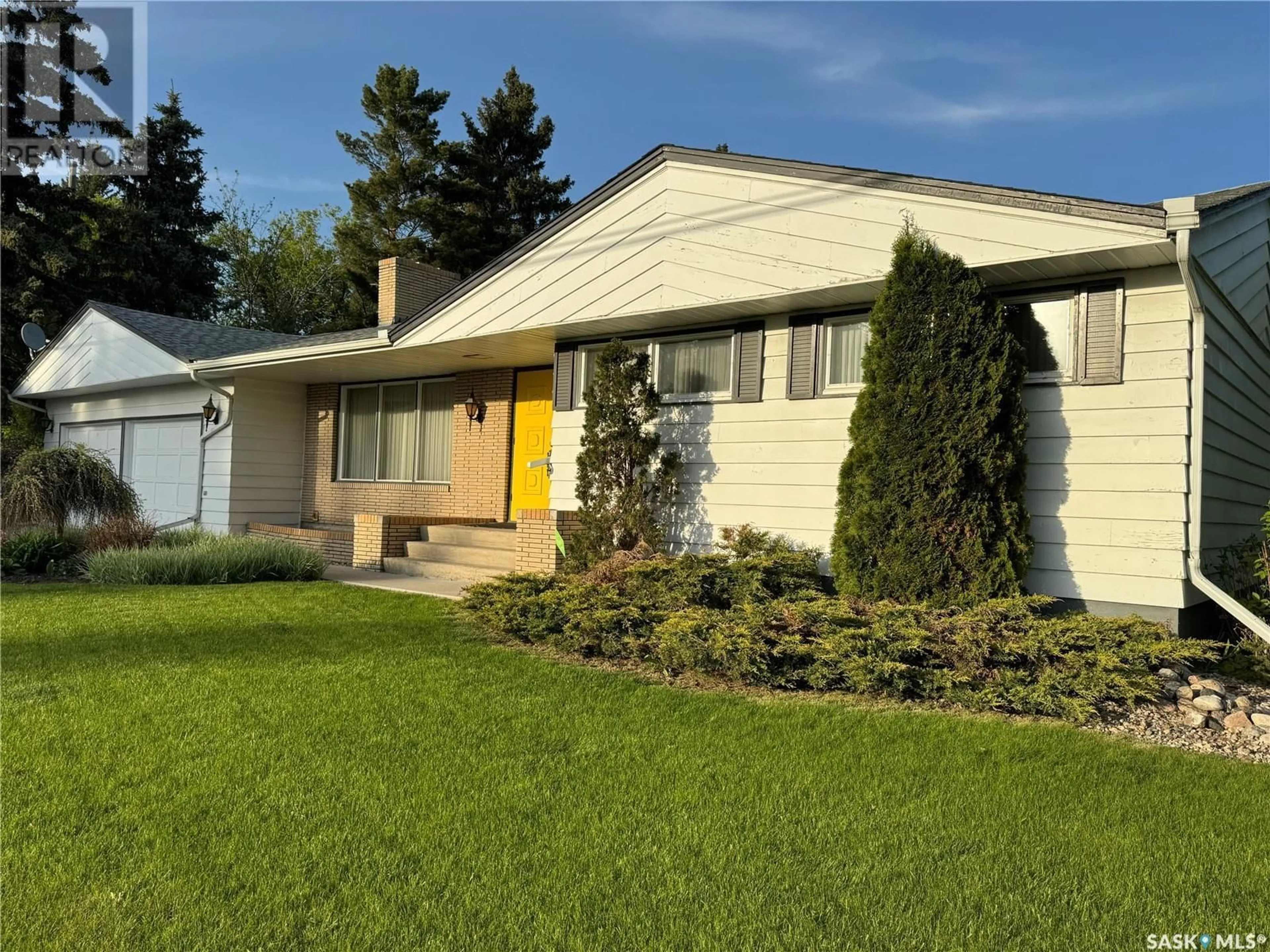 Home with vinyl exterior material, street for 83 Logan CRESCENT W, Yorkton Saskatchewan S3N0W3