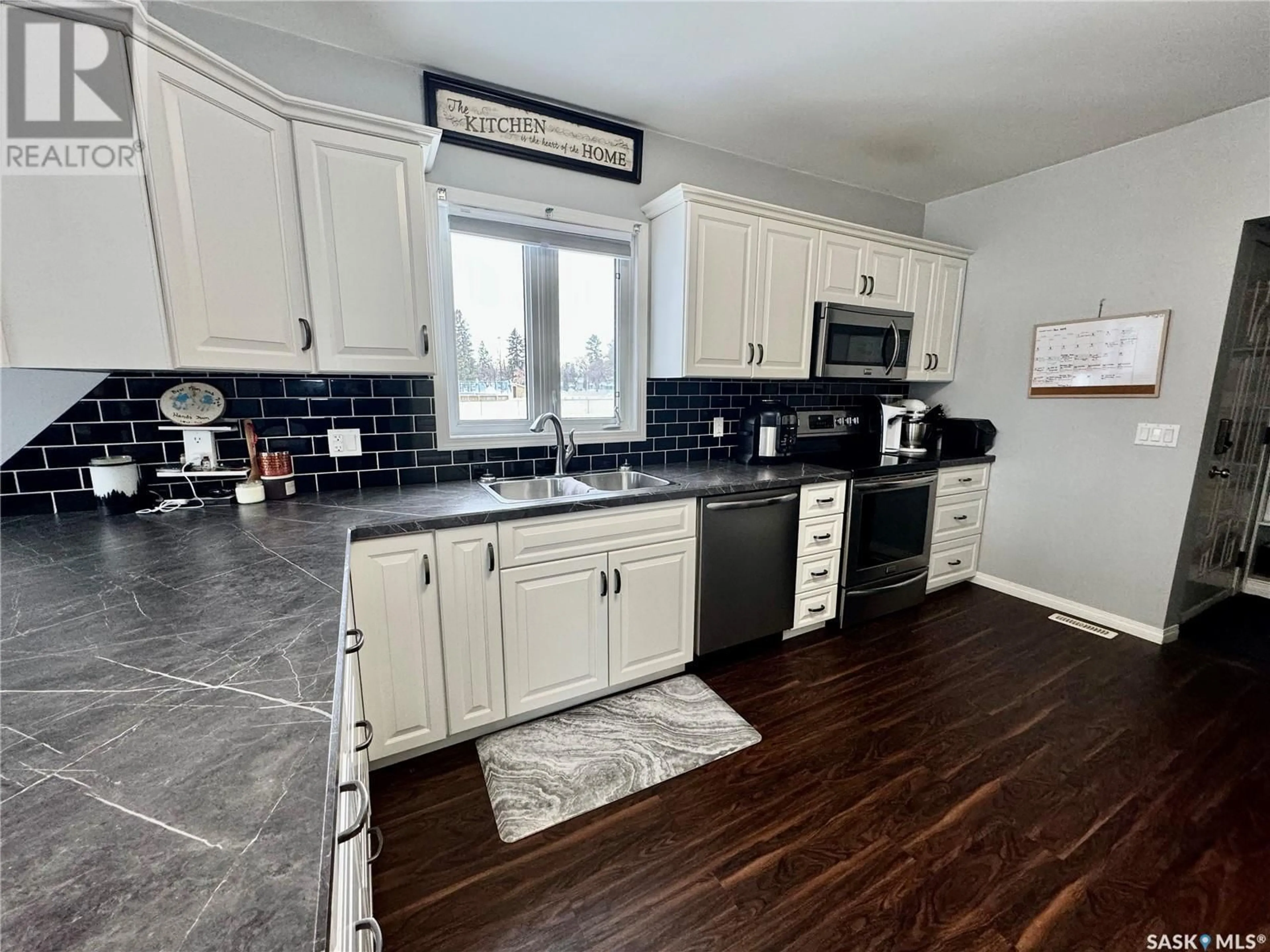 Open concept kitchen, ceramic/tile floor for 328 Second AVENUE N, Yorkton Saskatchewan S3N1H4