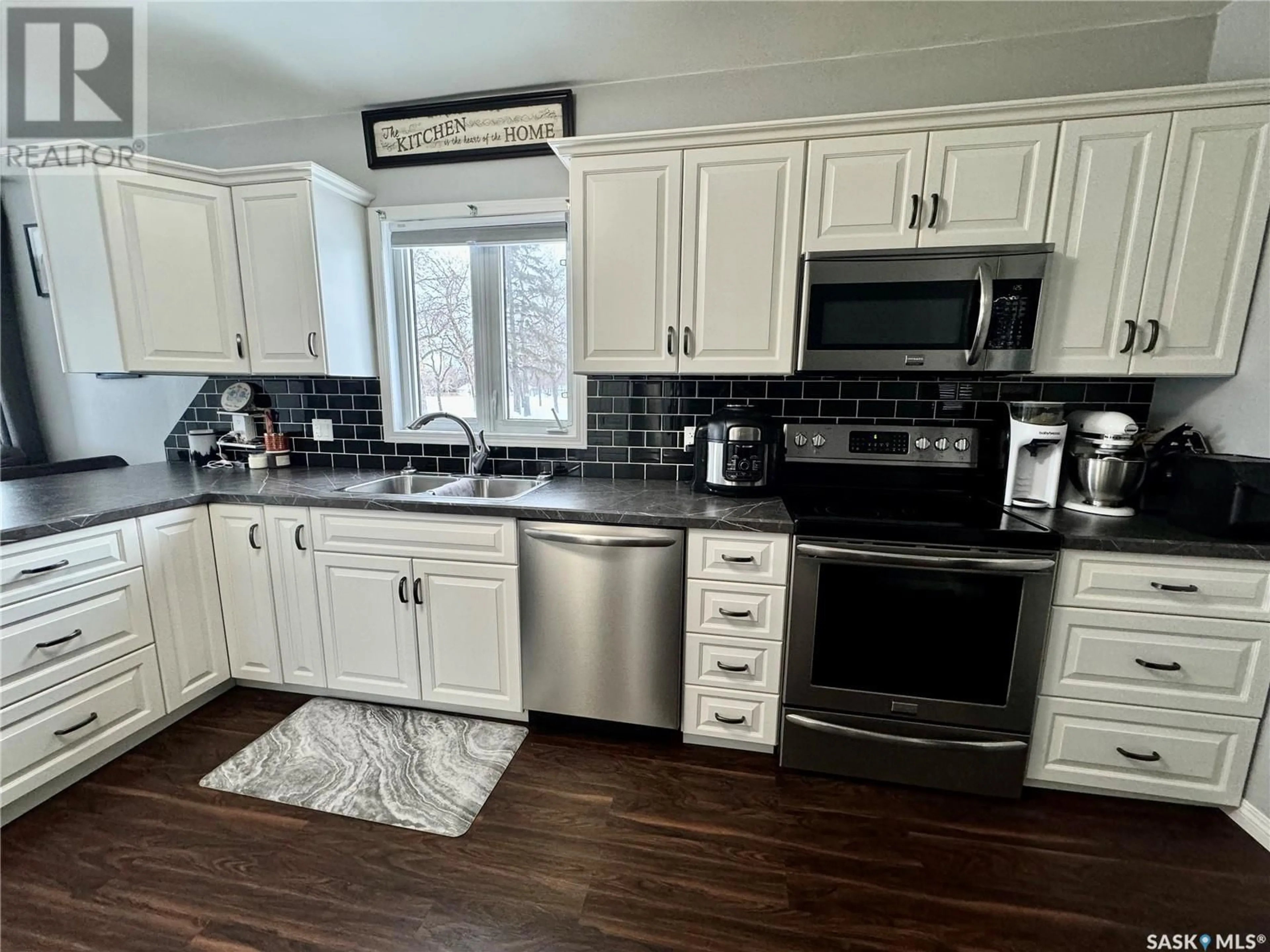 Open concept kitchen, ceramic/tile floor for 328 Second AVENUE N, Yorkton Saskatchewan S3N1H4