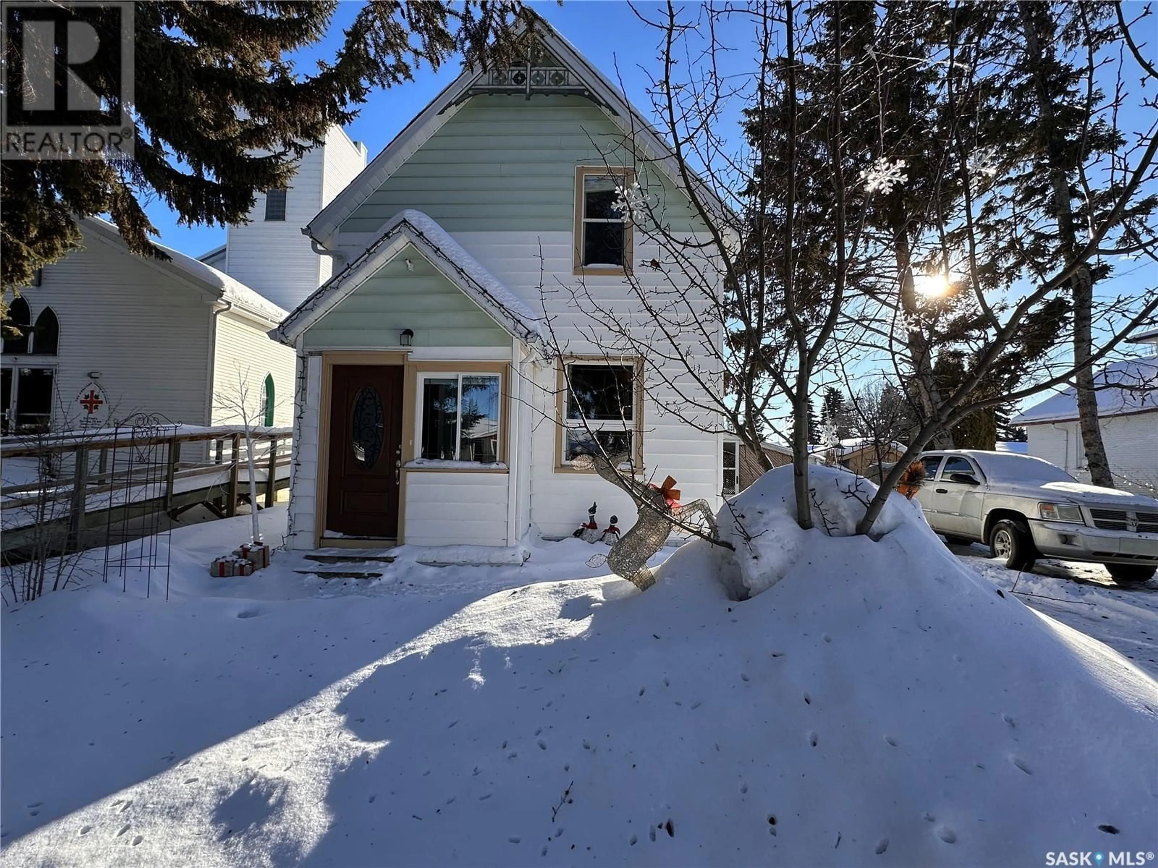 A pic from outside/outdoor area/front of a property/back of a property/a pic from drone, street for 105 MACDONALD STREET, Balcarres Saskatchewan S0G0C0