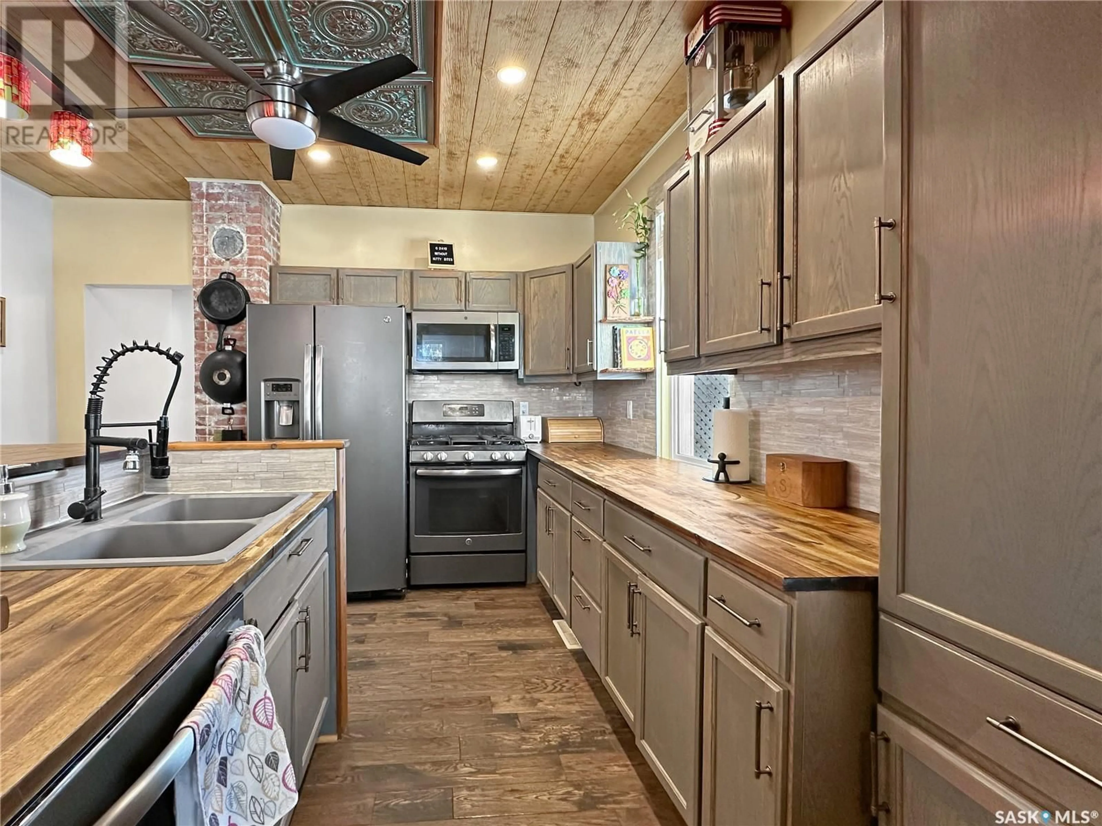 Rustic kitchen, unknown for 105 MACDONALD STREET, Balcarres Saskatchewan S0G0C0