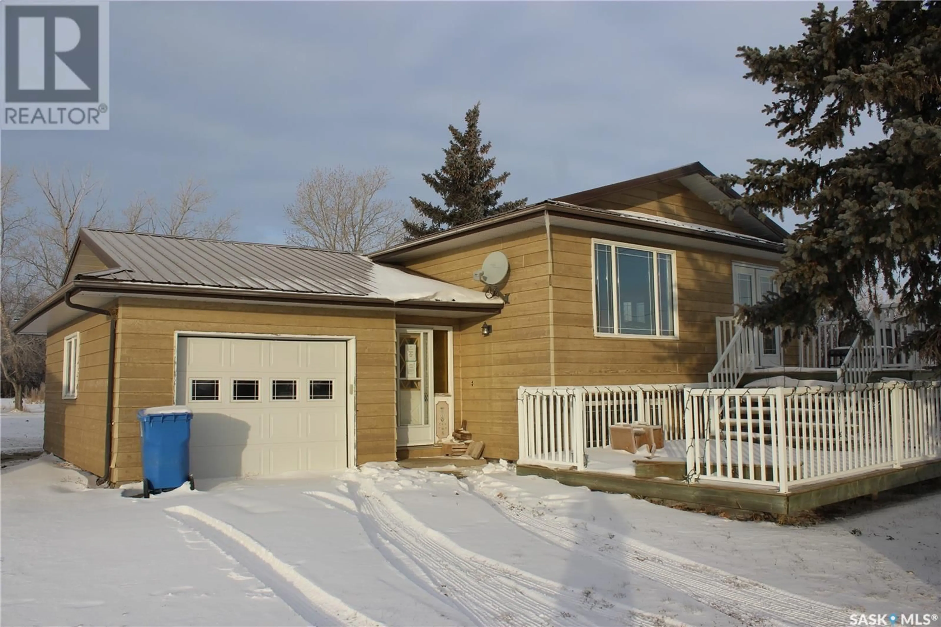 Home with vinyl exterior material, street for 655 Breen AVENUE, Macoun Saskatchewan S0C1P0