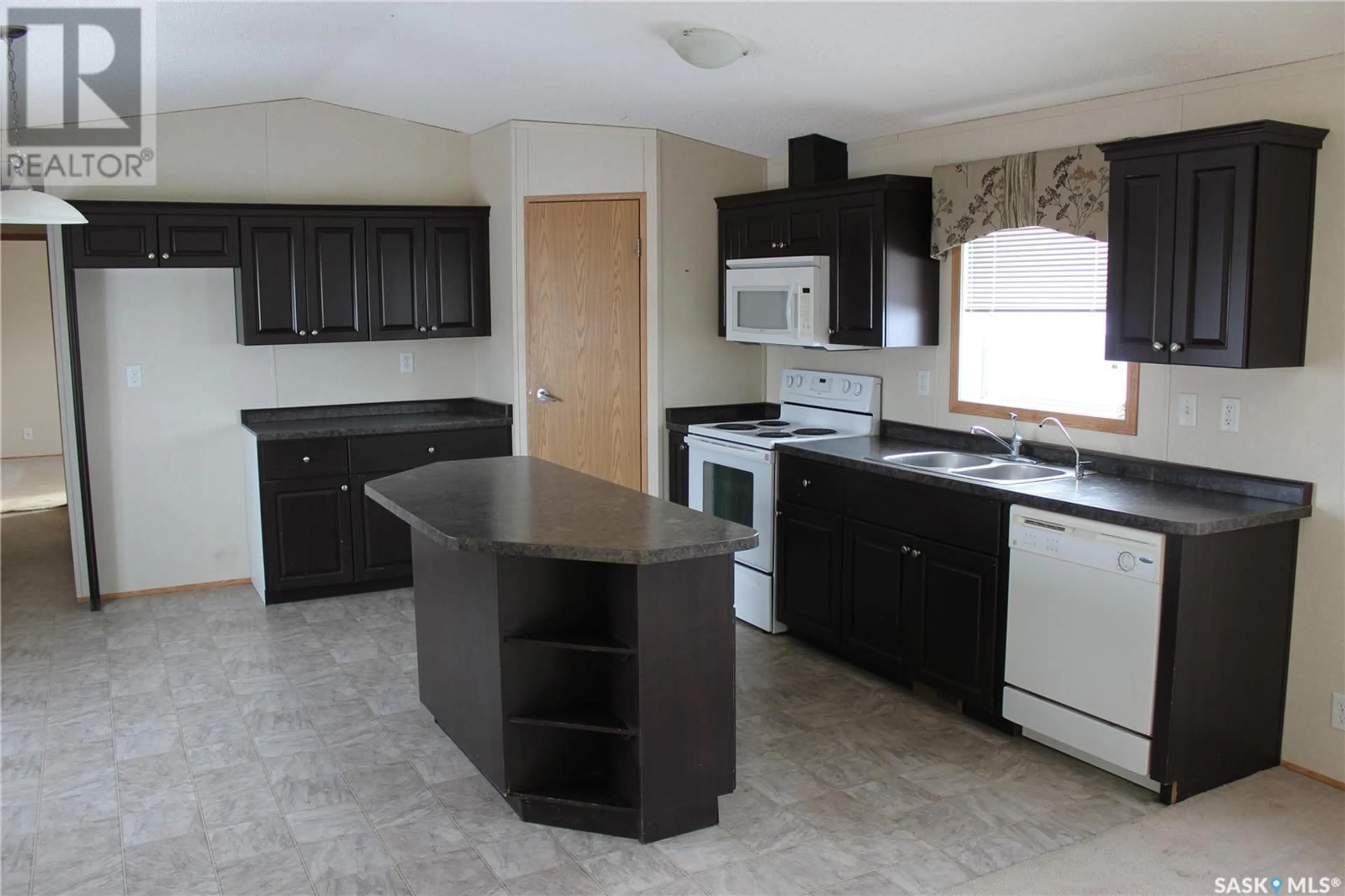 Open concept kitchen, unknown for 86 Foord CRESCENT, Macoun Saskatchewan S0C1P0