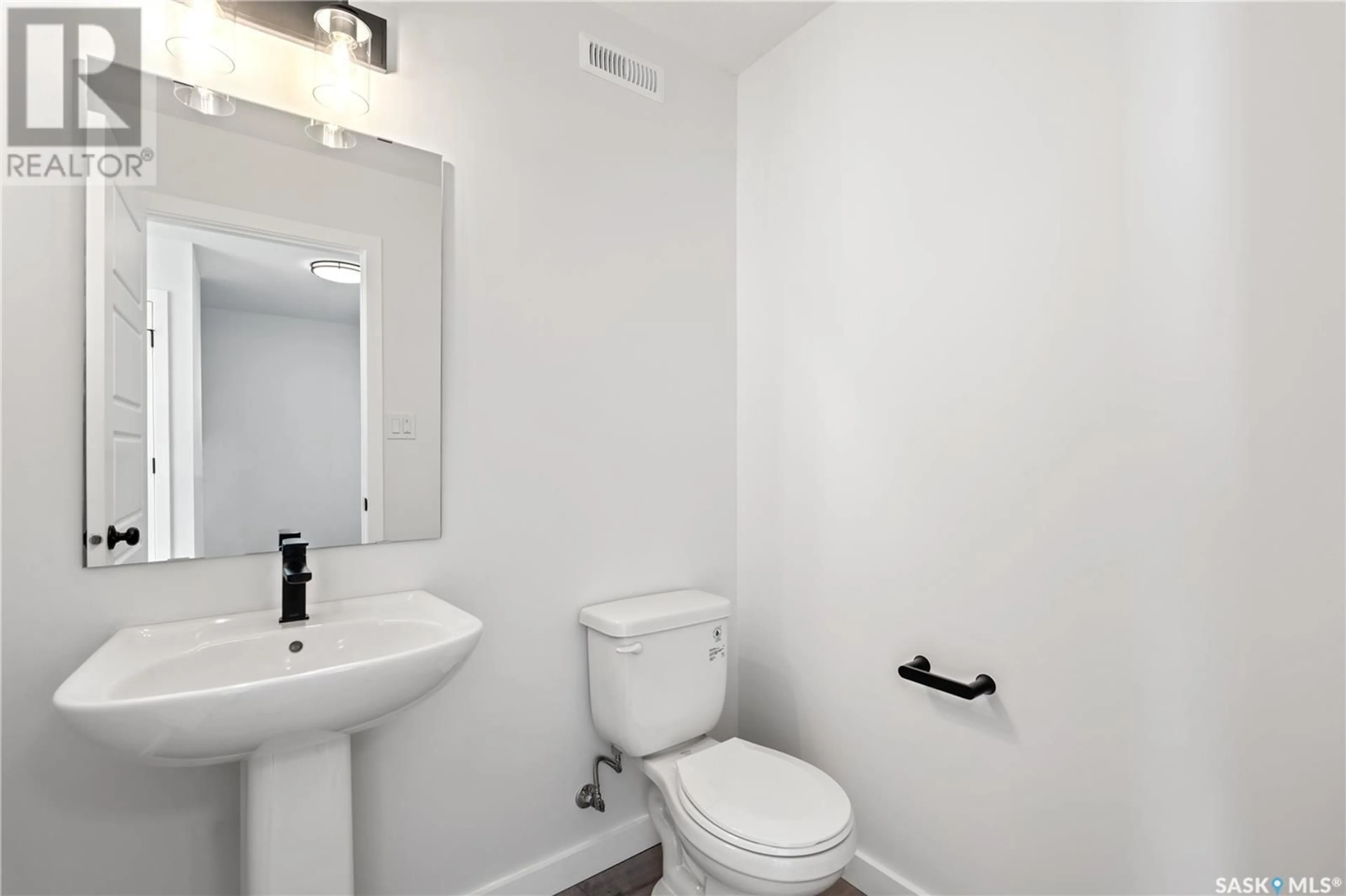 Standard bathroom, unknown for 8689 Wheat CRESCENT, Regina Saskatchewan S4Y0H4