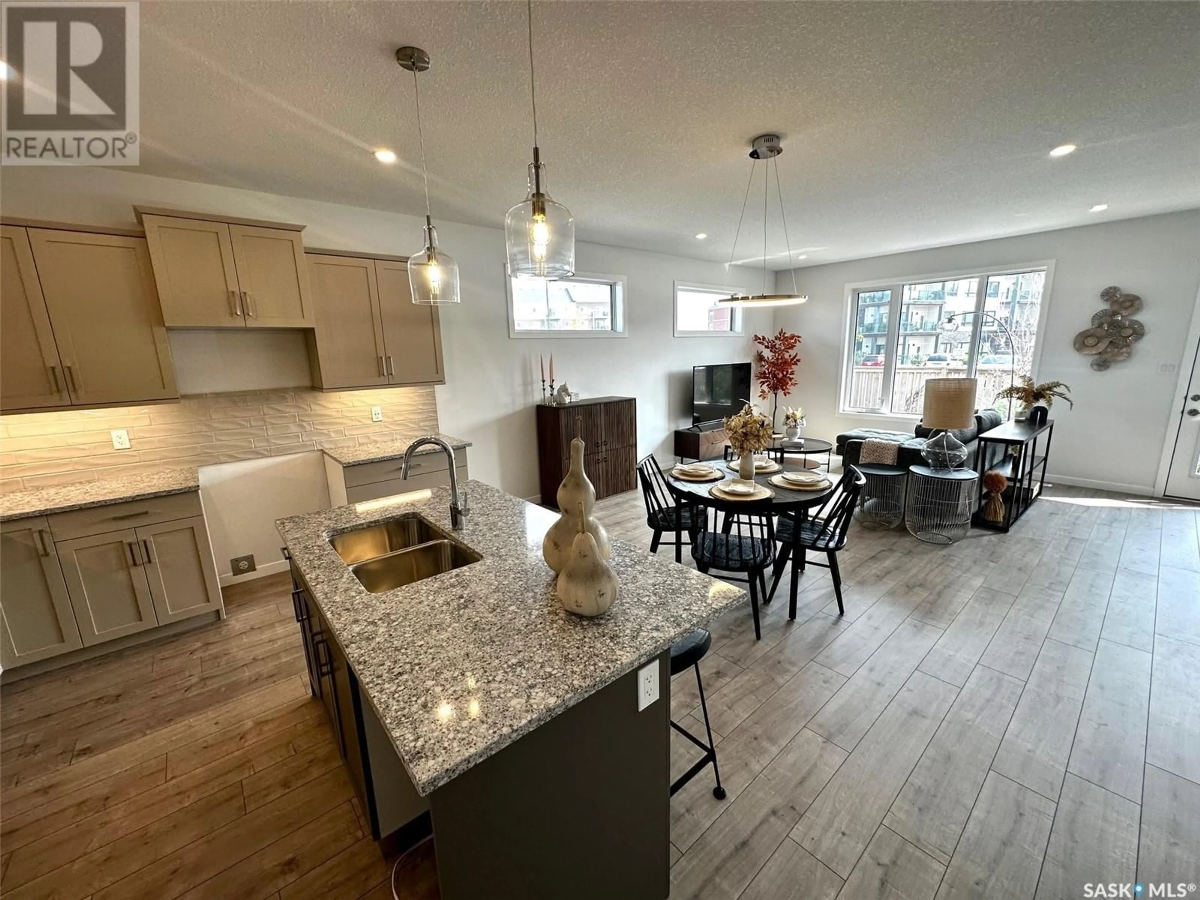 Open concept kitchen, unknown for 33 5601 Parliament AVENUE, Regina Saskatchewan S4W0V4