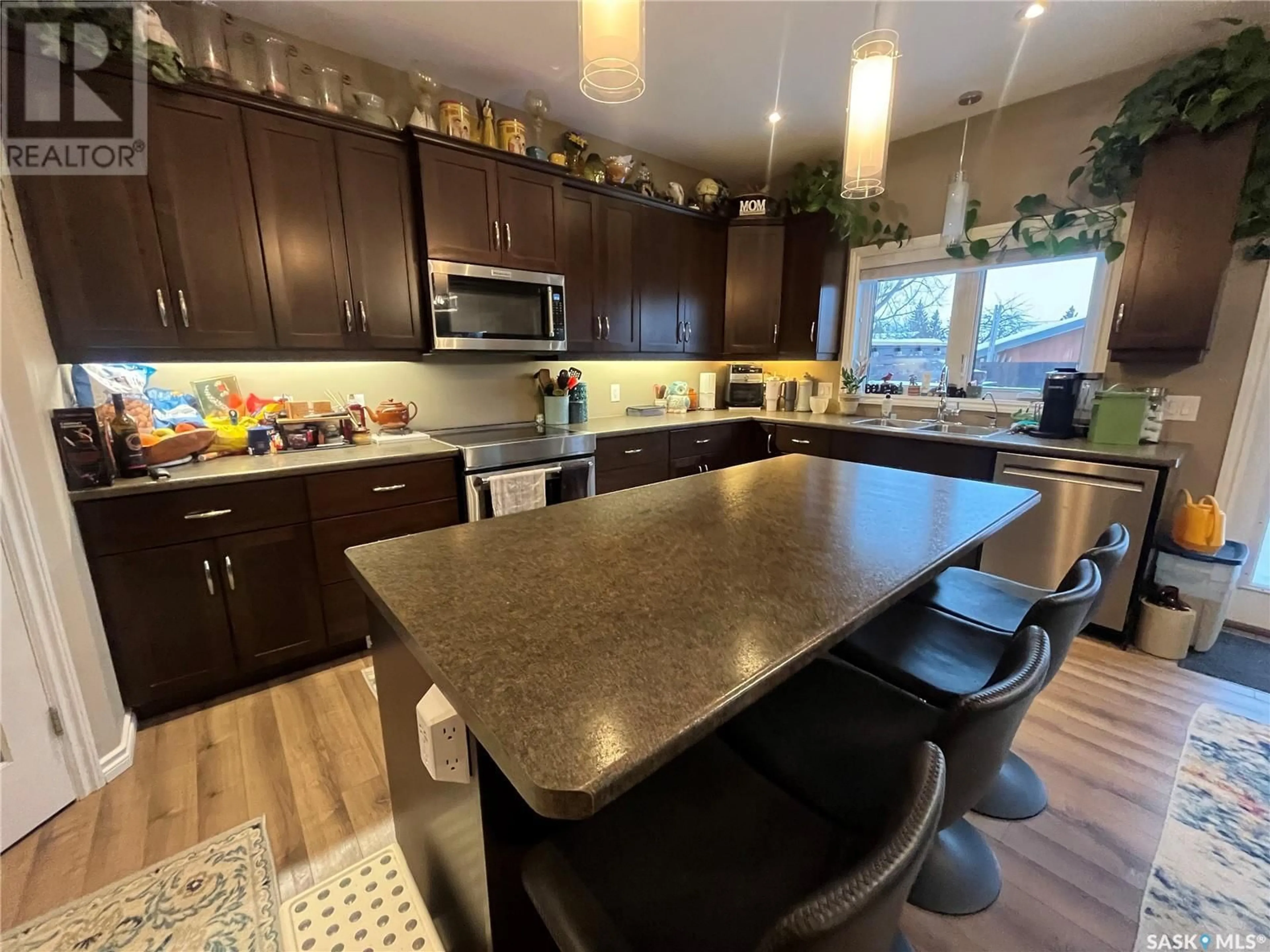 Open concept kitchen, unknown for 195 5TH AVENUE, Esterhazy Saskatchewan S0A0X0