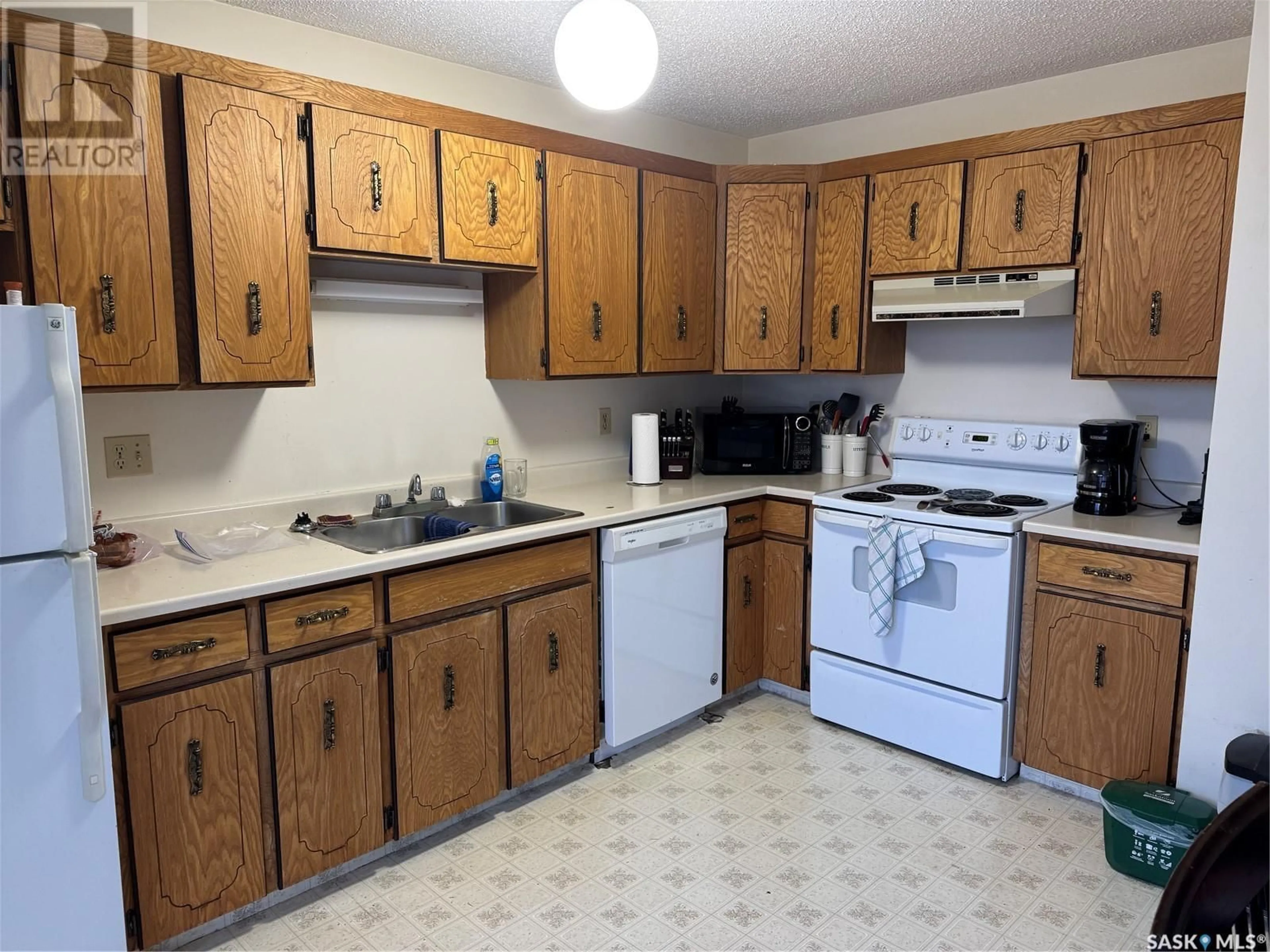 Standard kitchen, unknown for 4020 Taylor STREET E, Saskatoon Saskatchewan S7H5J5