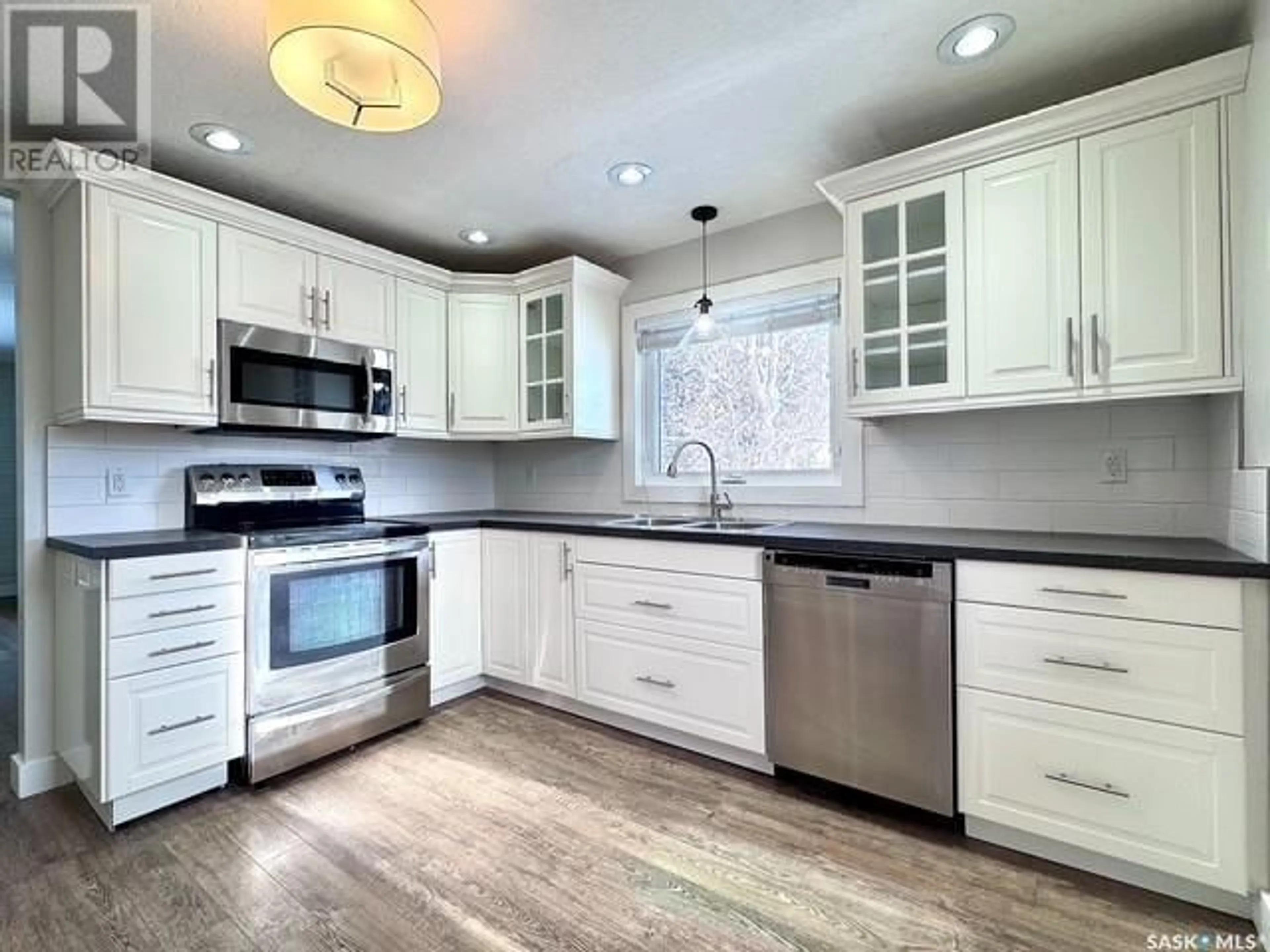 Contemporary kitchen, unknown for 216 4th AVENUE SE, Swift Current Saskatchewan S9H3L5