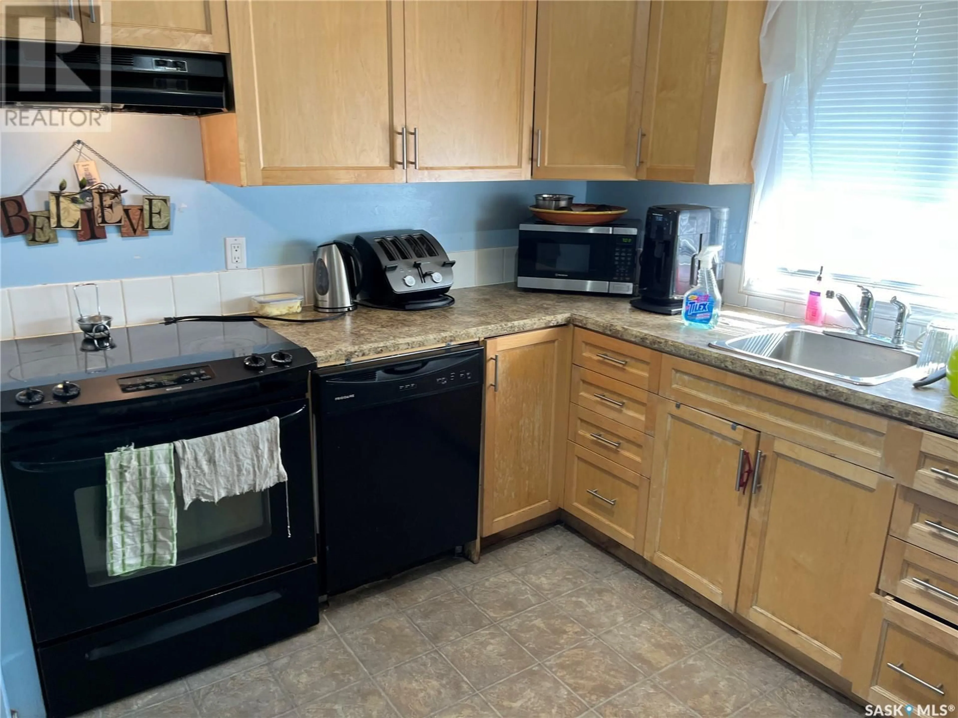 Standard kitchen, unknown for 301 HALIFAX STREET N, Regina Saskatchewan S4R2W9