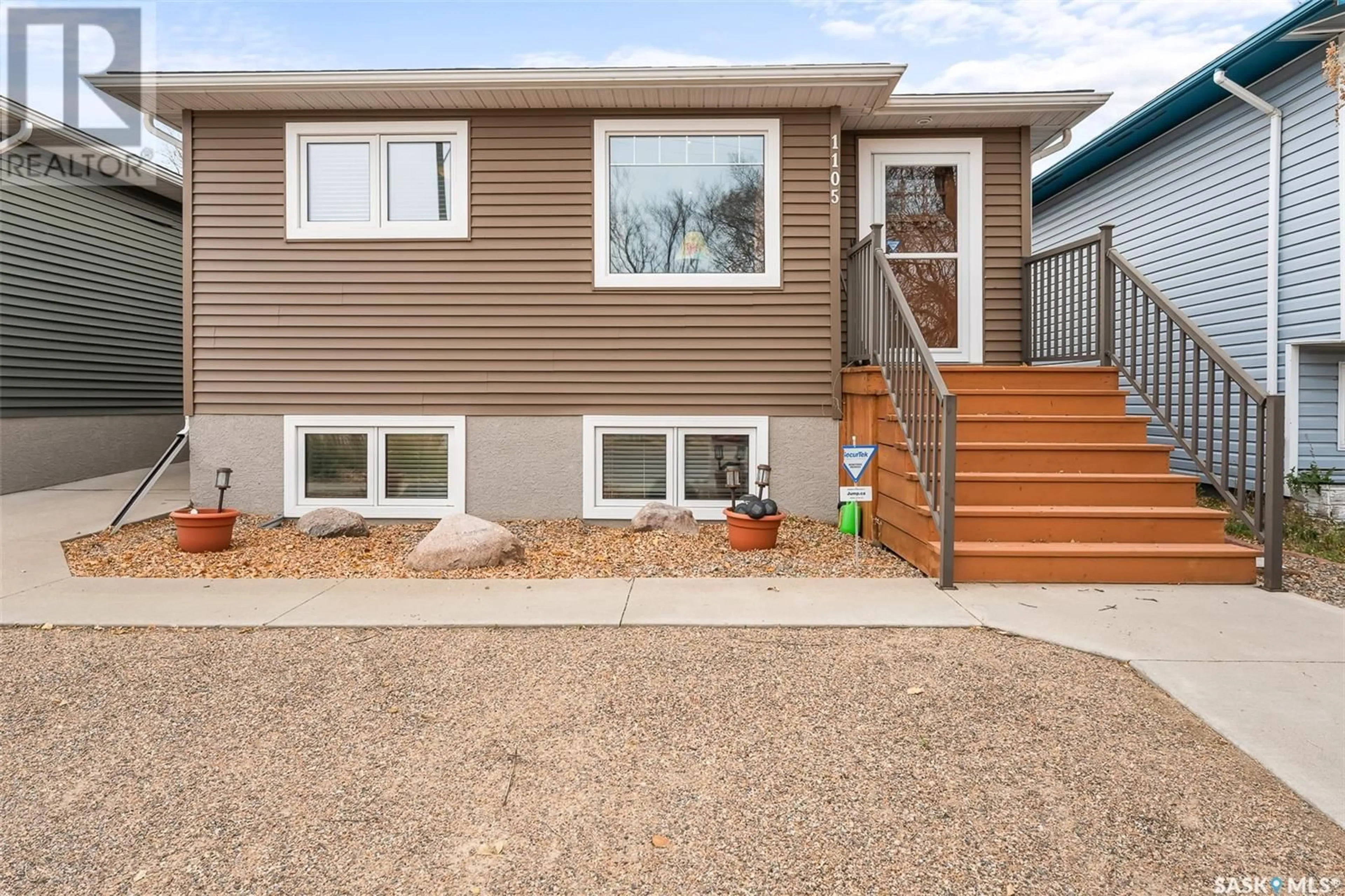 Home with vinyl exterior material, street for 1105 Lillooet STREET W, Moose Jaw Saskatchewan S6H5A2