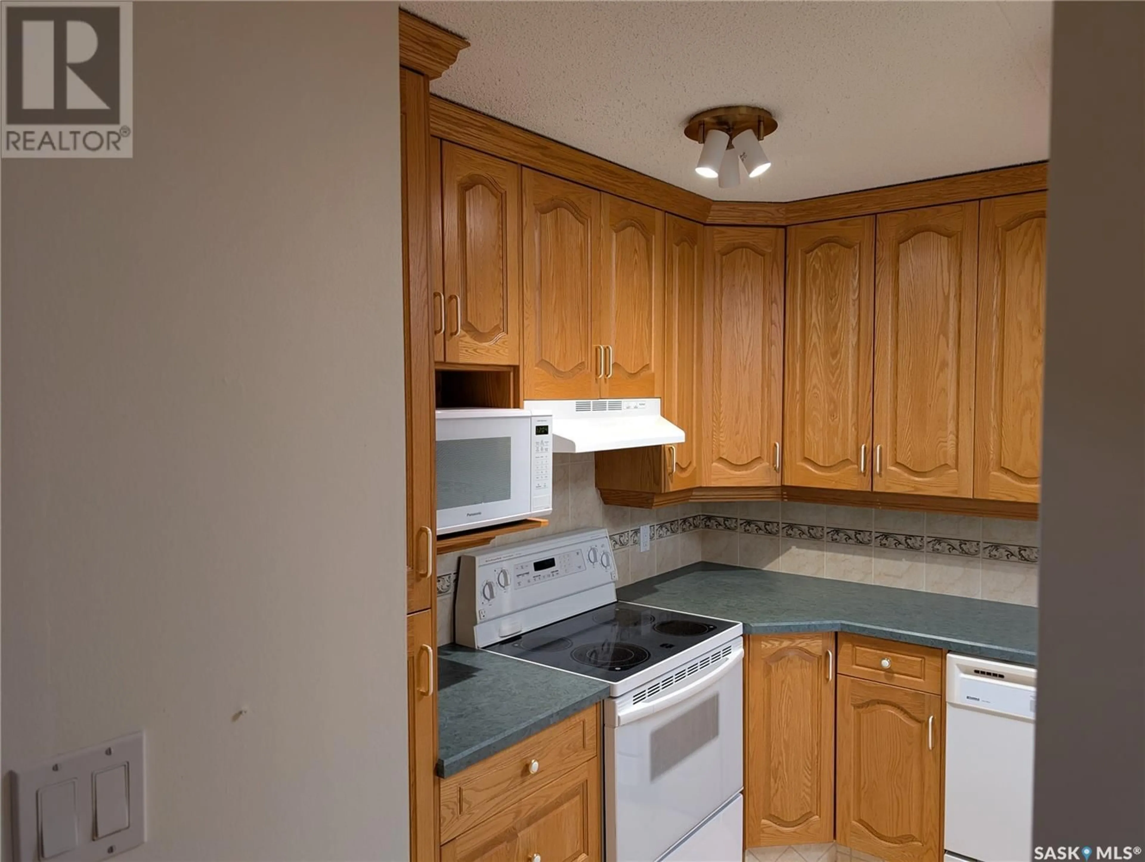 Standard kitchen, wood/laminate floor for 505 3520 HILLSDALE STREET, Regina Saskatchewan S4S5Z5