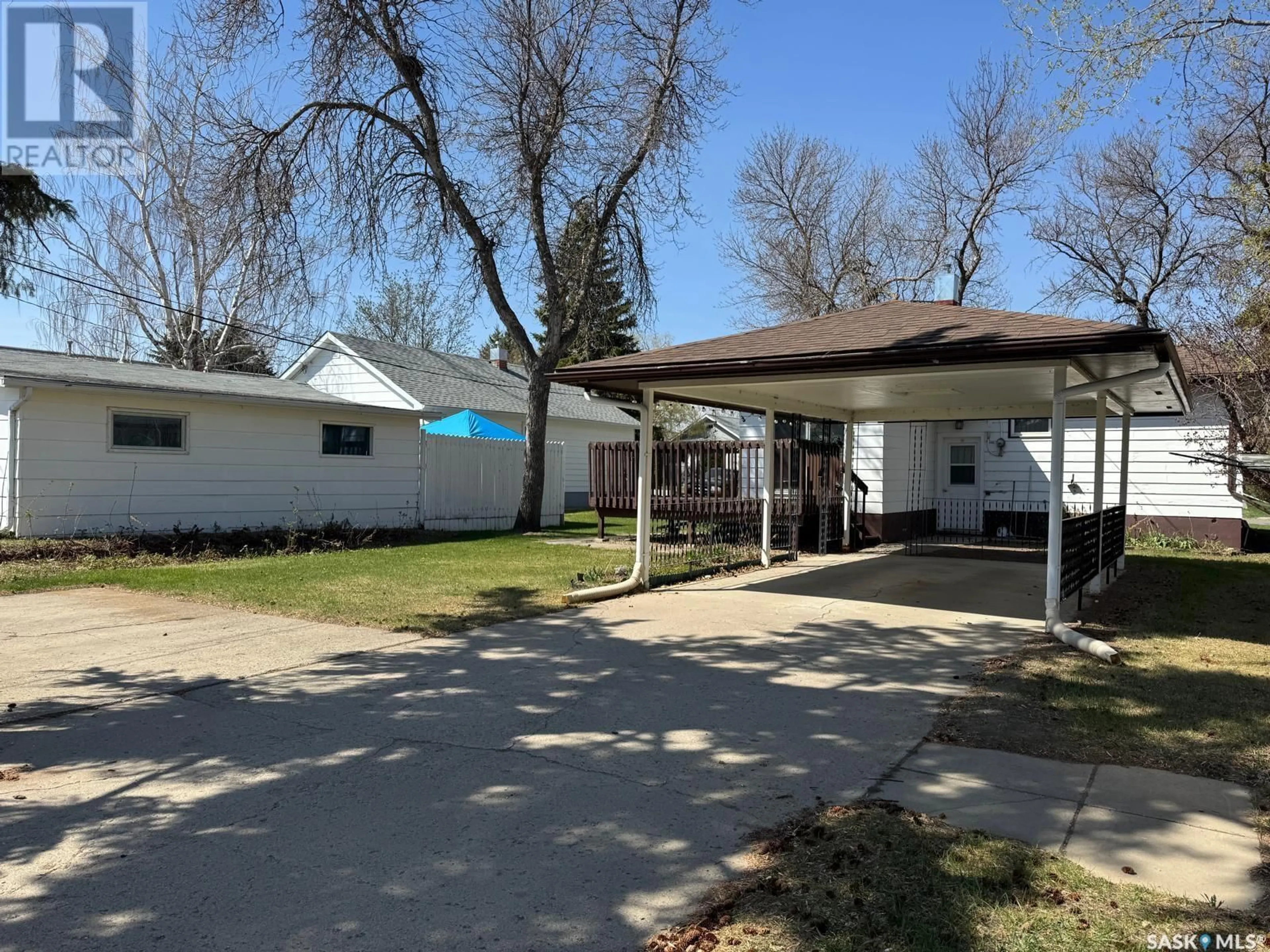 A pic from outside/outdoor area/front of a property/back of a property/a pic from drone, street for 412 3RD STREET, Wynyard Saskatchewan S0A4T0