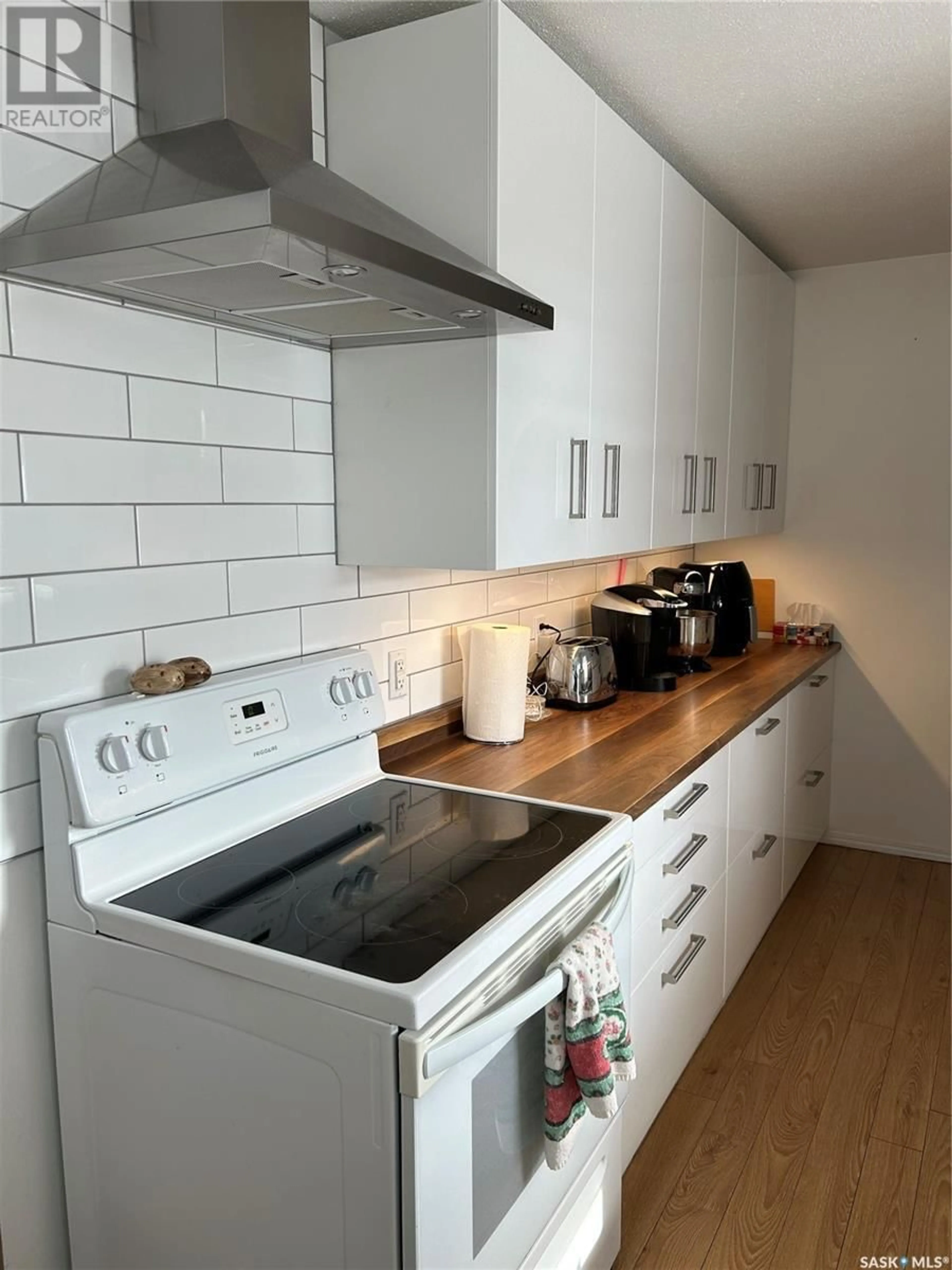 Standard kitchen, unknown for 304 - 302 3RD AVENUE, Young Saskatchewan S0K4Y0