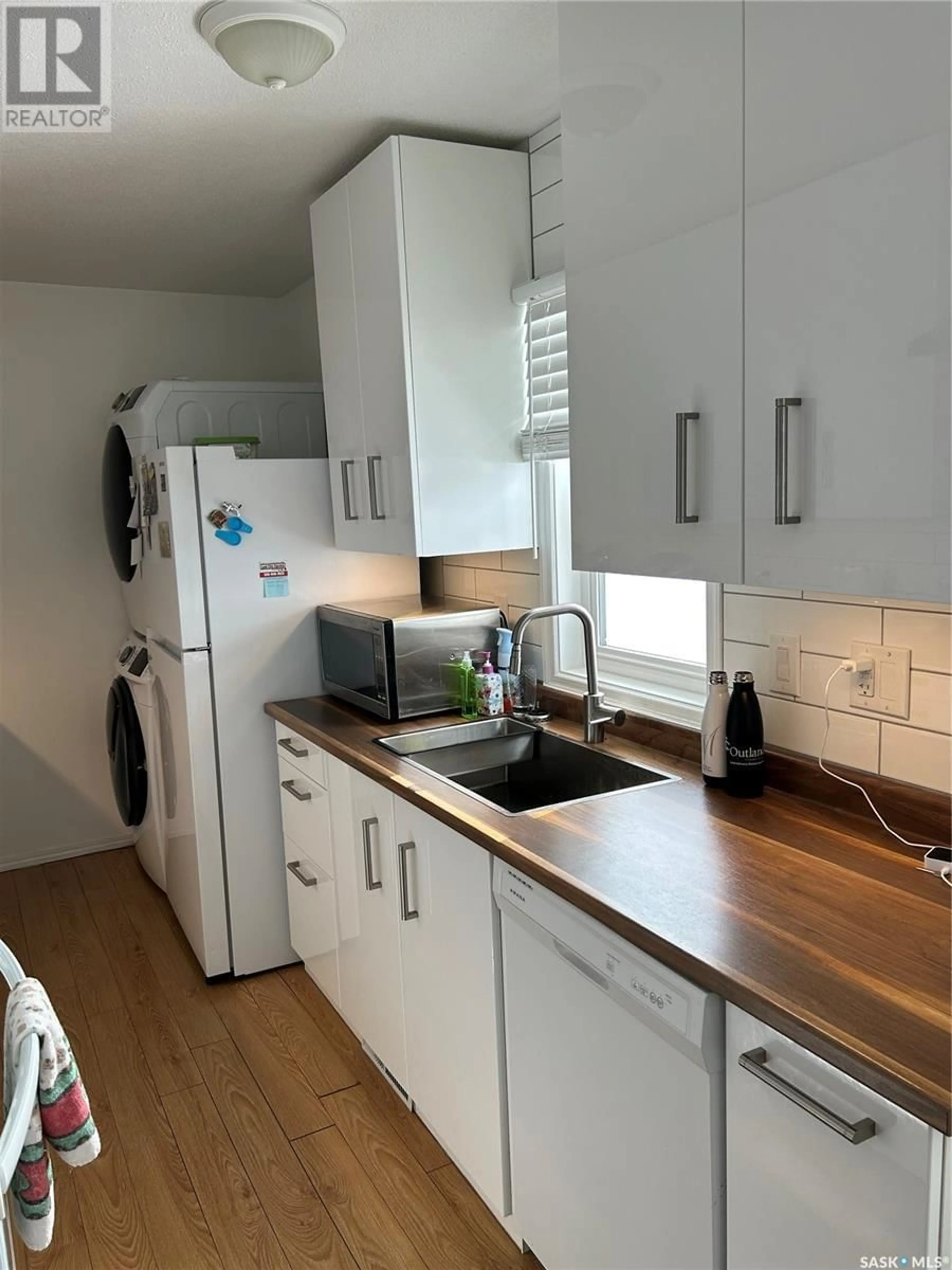 Standard kitchen, wood/laminate floor for 304 - 302 3RD AVENUE, Young Saskatchewan S0K4Y0