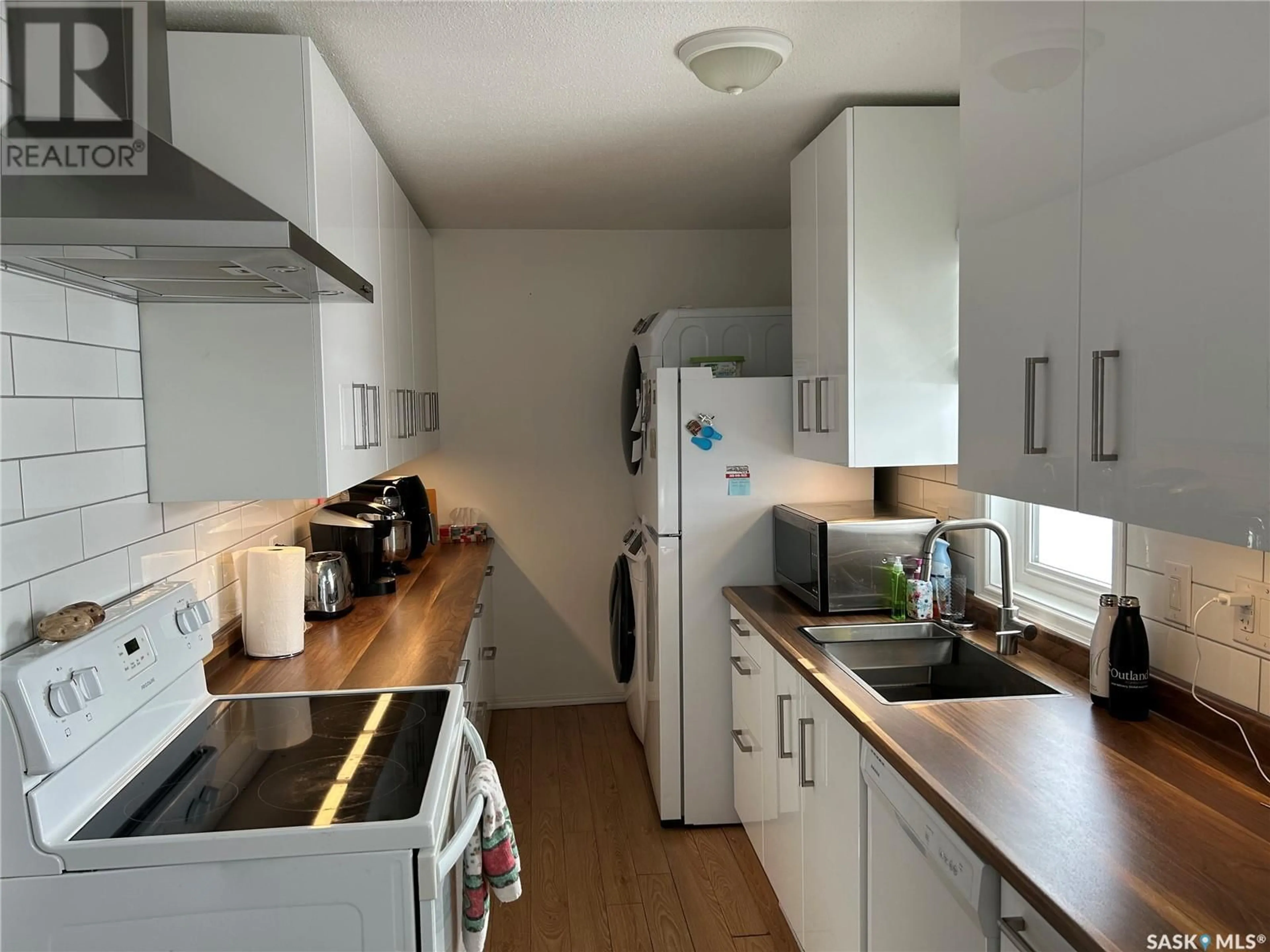 Standard kitchen, wood/laminate floor for 304 - 302 3RD AVENUE, Young Saskatchewan S0K4Y0