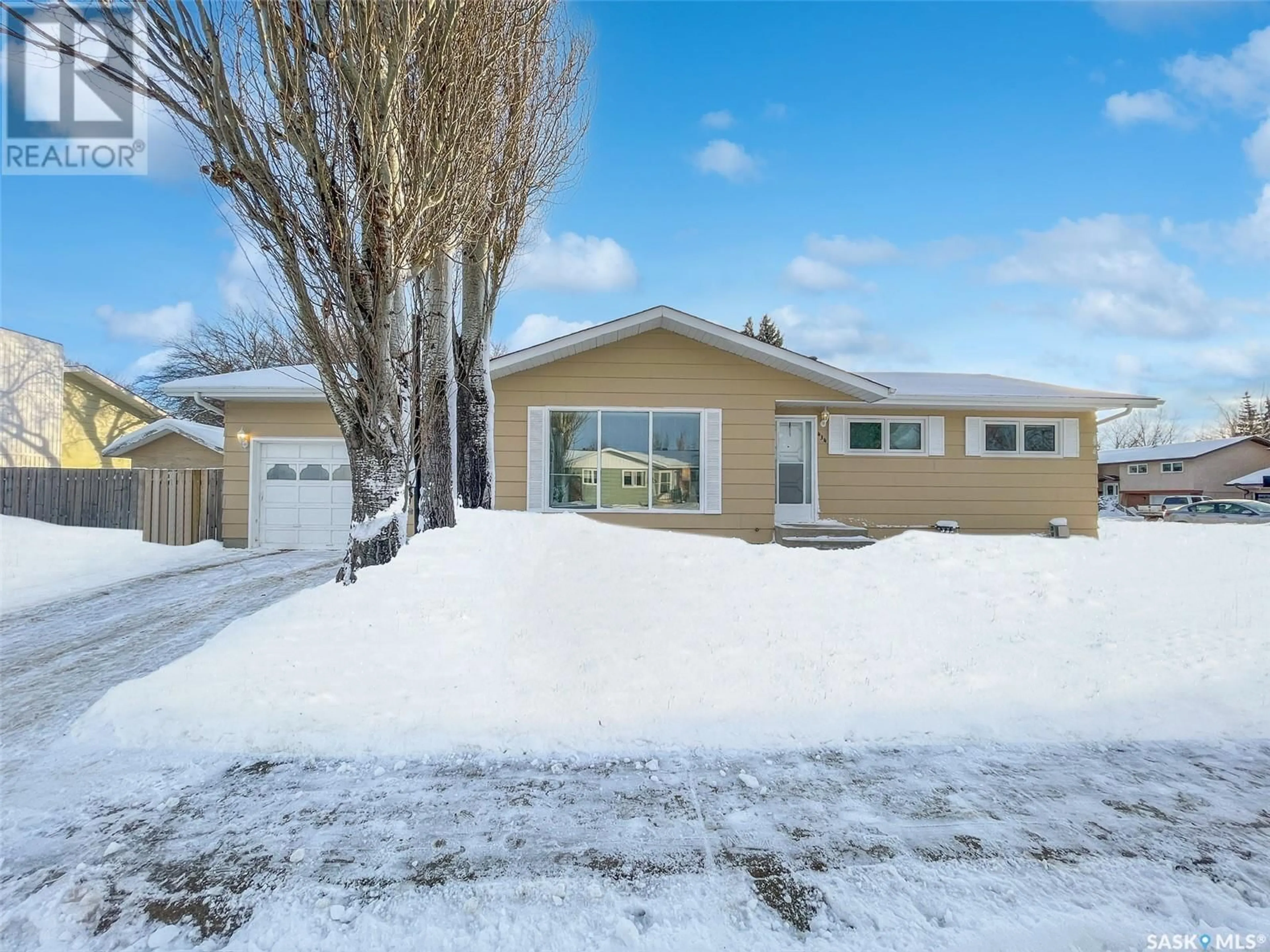 Home with vinyl exterior material, street for 434 Colonel Otter DRIVE, Swift Current Saskatchewan S9H4P6