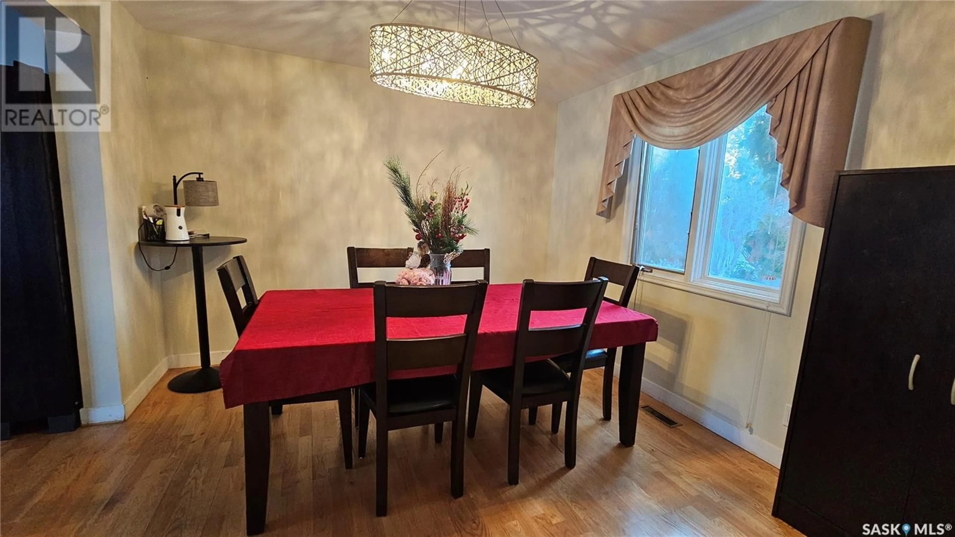 Dining room, wood/laminate floor for 392 HABKIRK DRIVE, Regina Saskatchewan S4S6B1