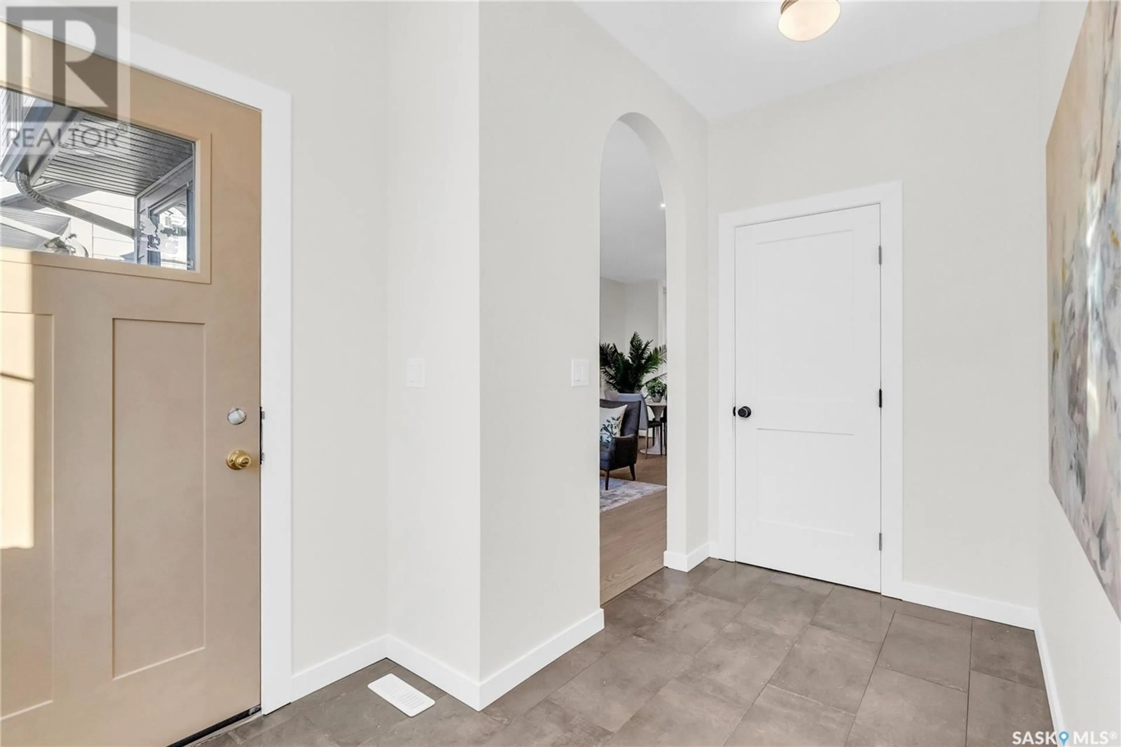 Indoor entryway for 1406 Edward AVENUE, Saskatoon Saskatchewan S7K3B1