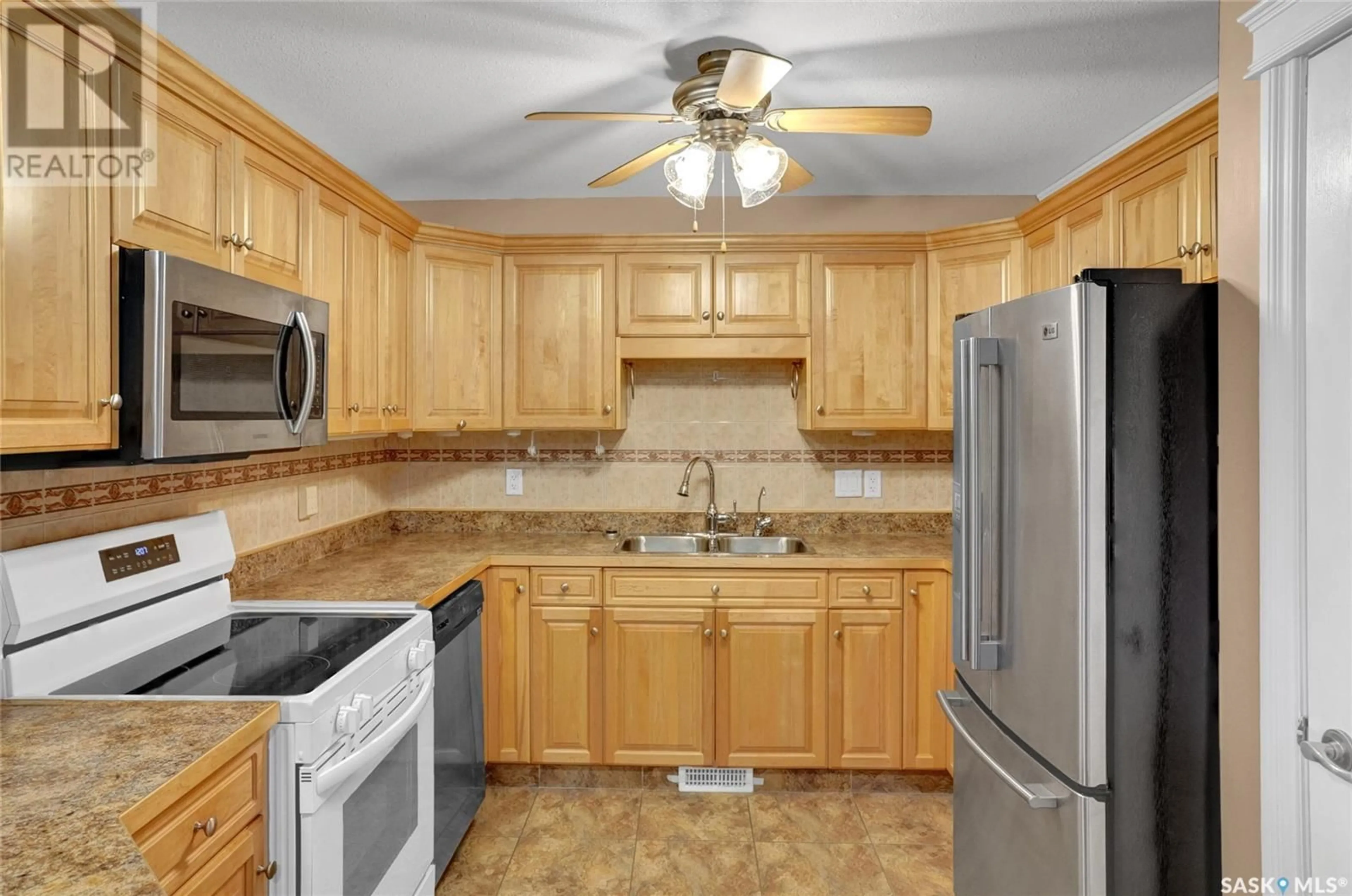 Standard kitchen, unknown for 408 2885 Arens ROAD, Regina Saskatchewan S4V3G5