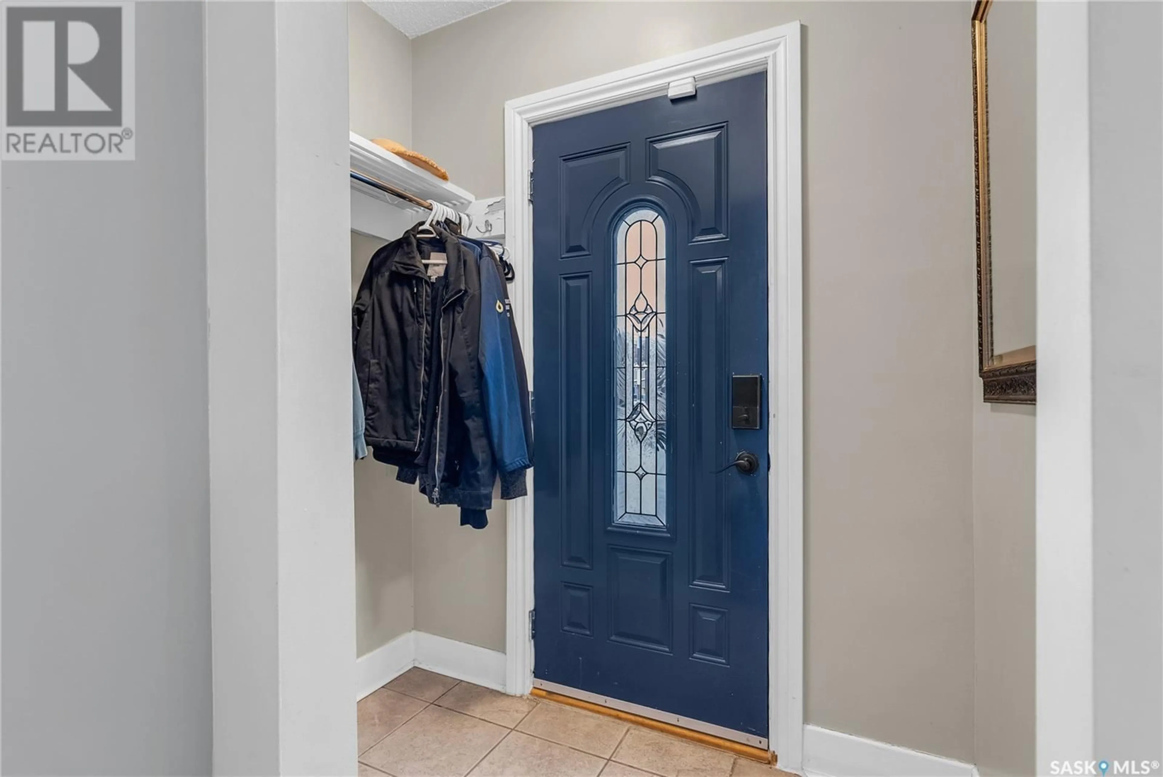 Indoor entryway for 1112 Cairns AVENUE, Saskatoon Saskatchewan S7H2H2