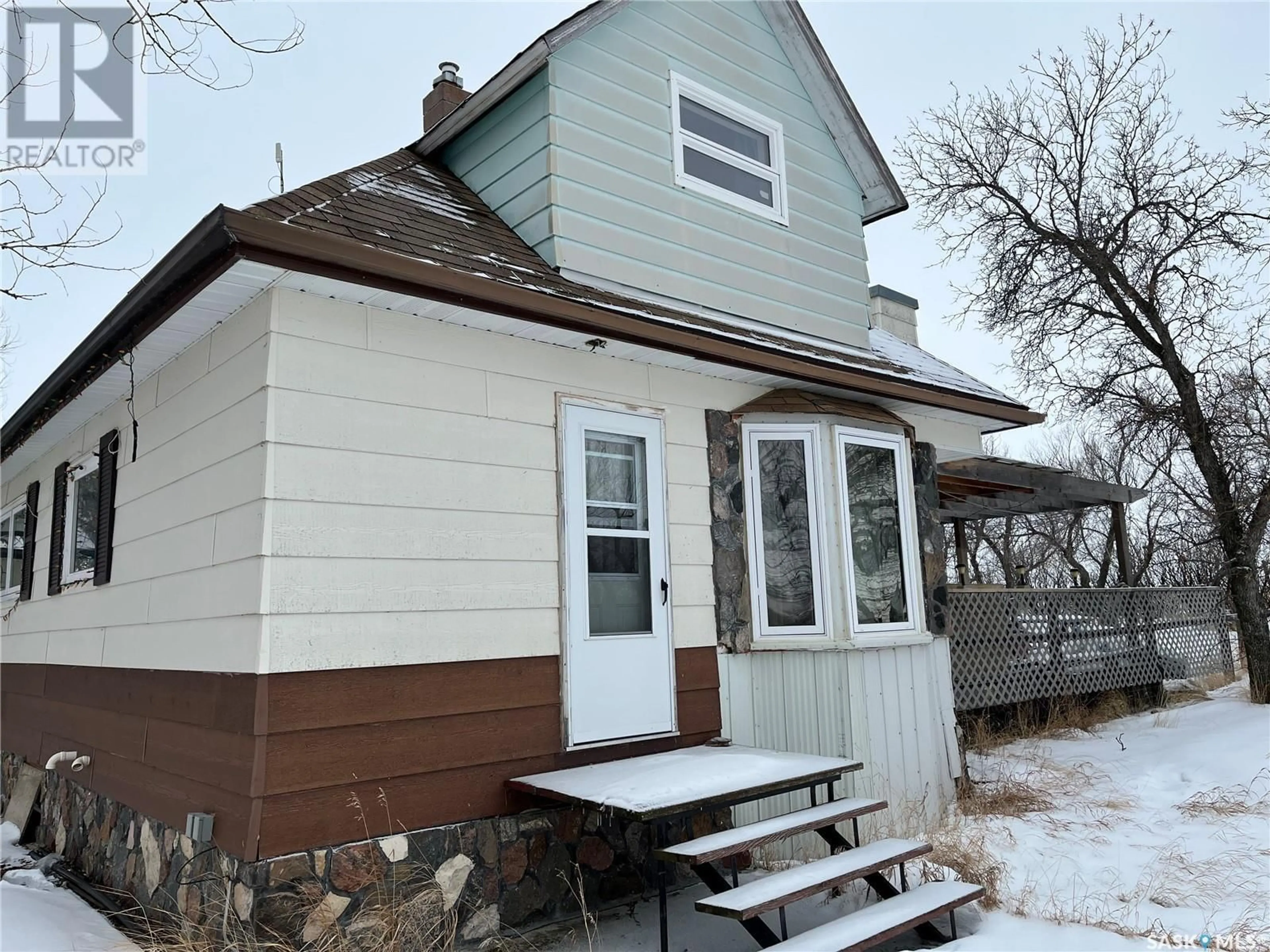 Home with vinyl exterior material, street for 427 3rd STREET W, Mankota Saskatchewan S0H0B3