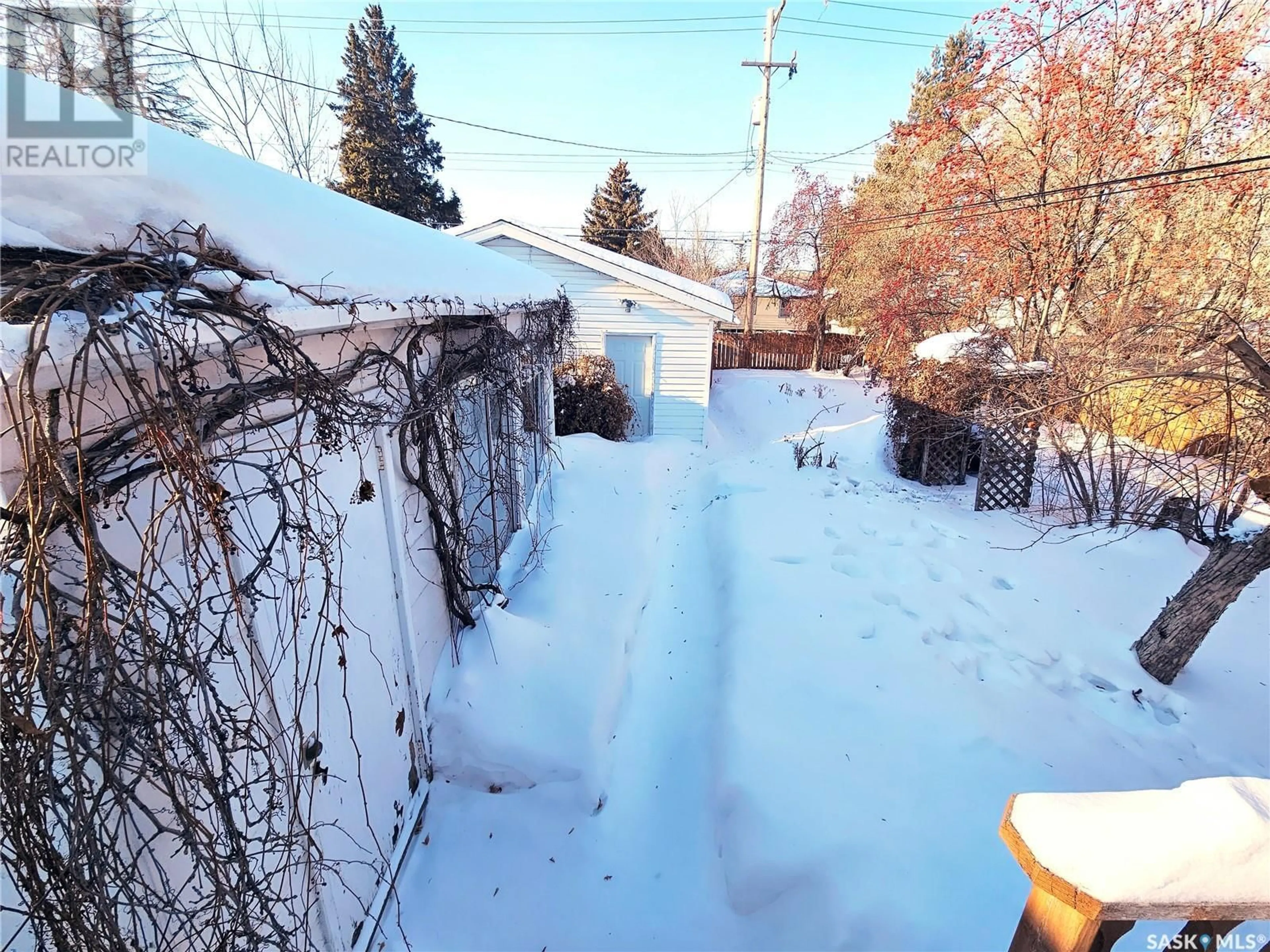 A pic from outside/outdoor area/front of a property/back of a property/a pic from drone, street for 1120 Cumberland AVENUE S, Saskatoon Saskatchewan S7L2L7