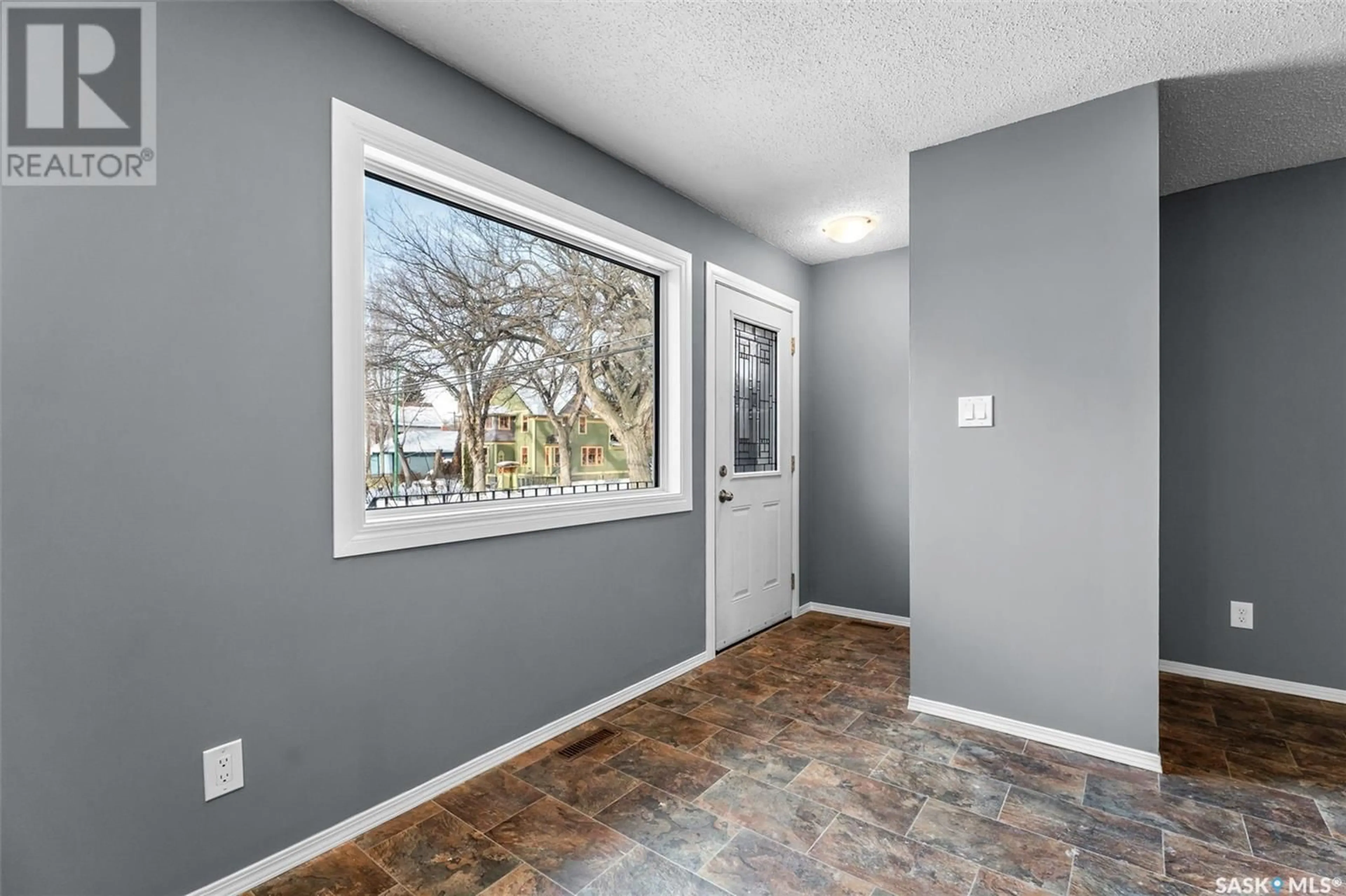 Indoor entryway for 1032 H AVENUE N, Saskatoon Saskatchewan S7L2C6