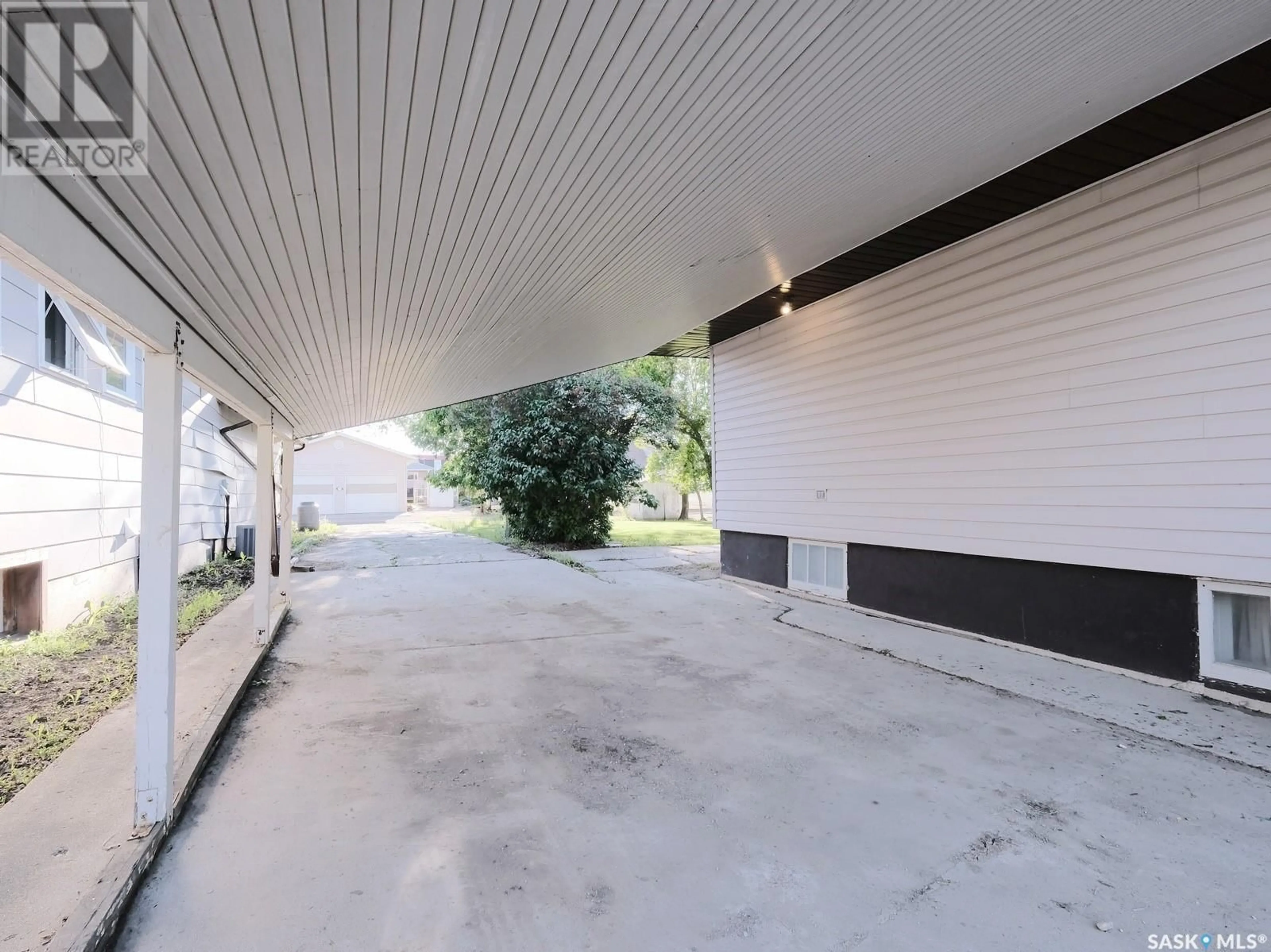 Indoor garage for 1003 King STREET, Rosetown Saskatchewan S0L2V0