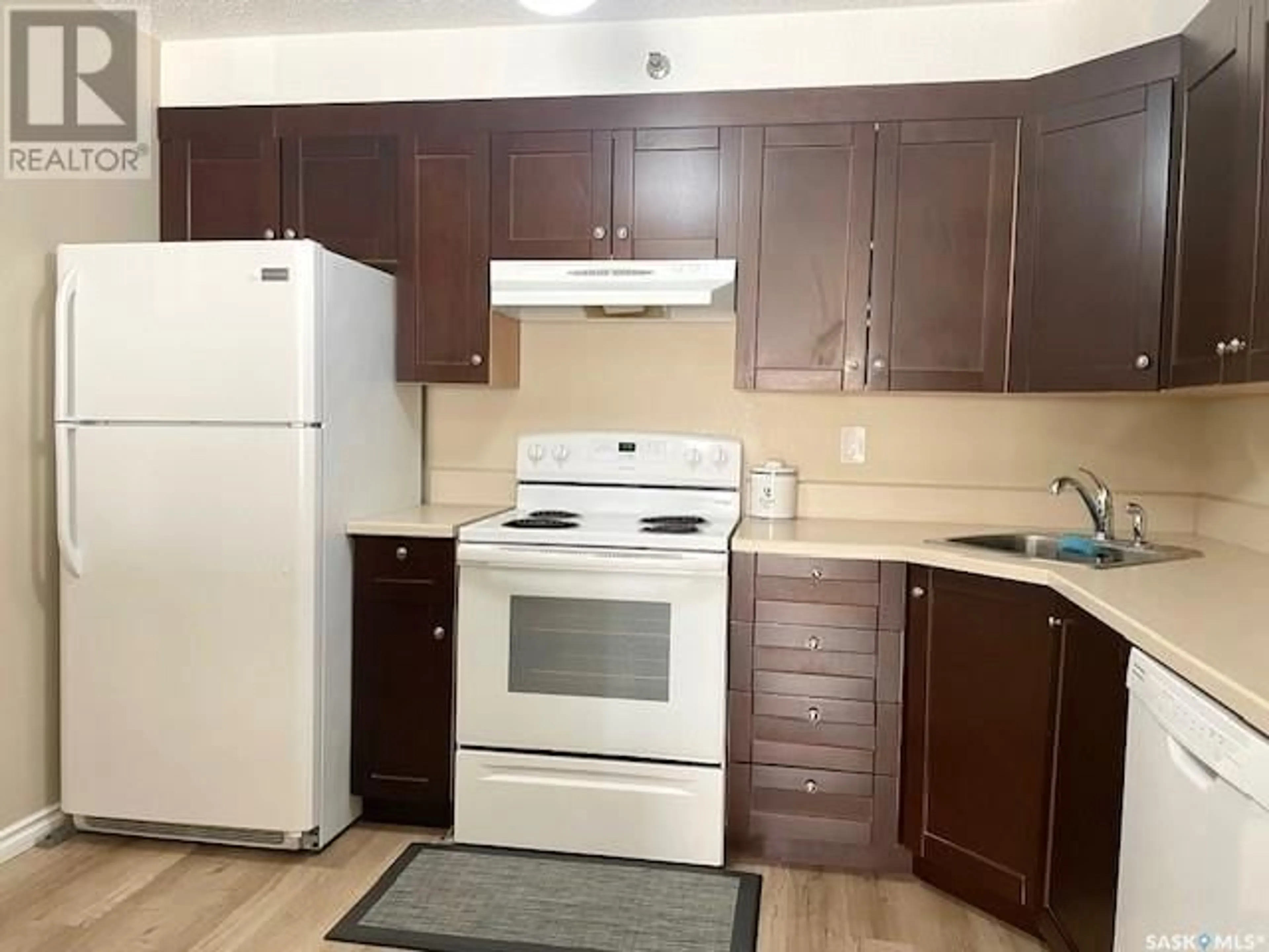 Standard kitchen, wood/laminate floor for 302 405 5th AVENUE N, Saskatoon Saskatchewan S7K6Z3