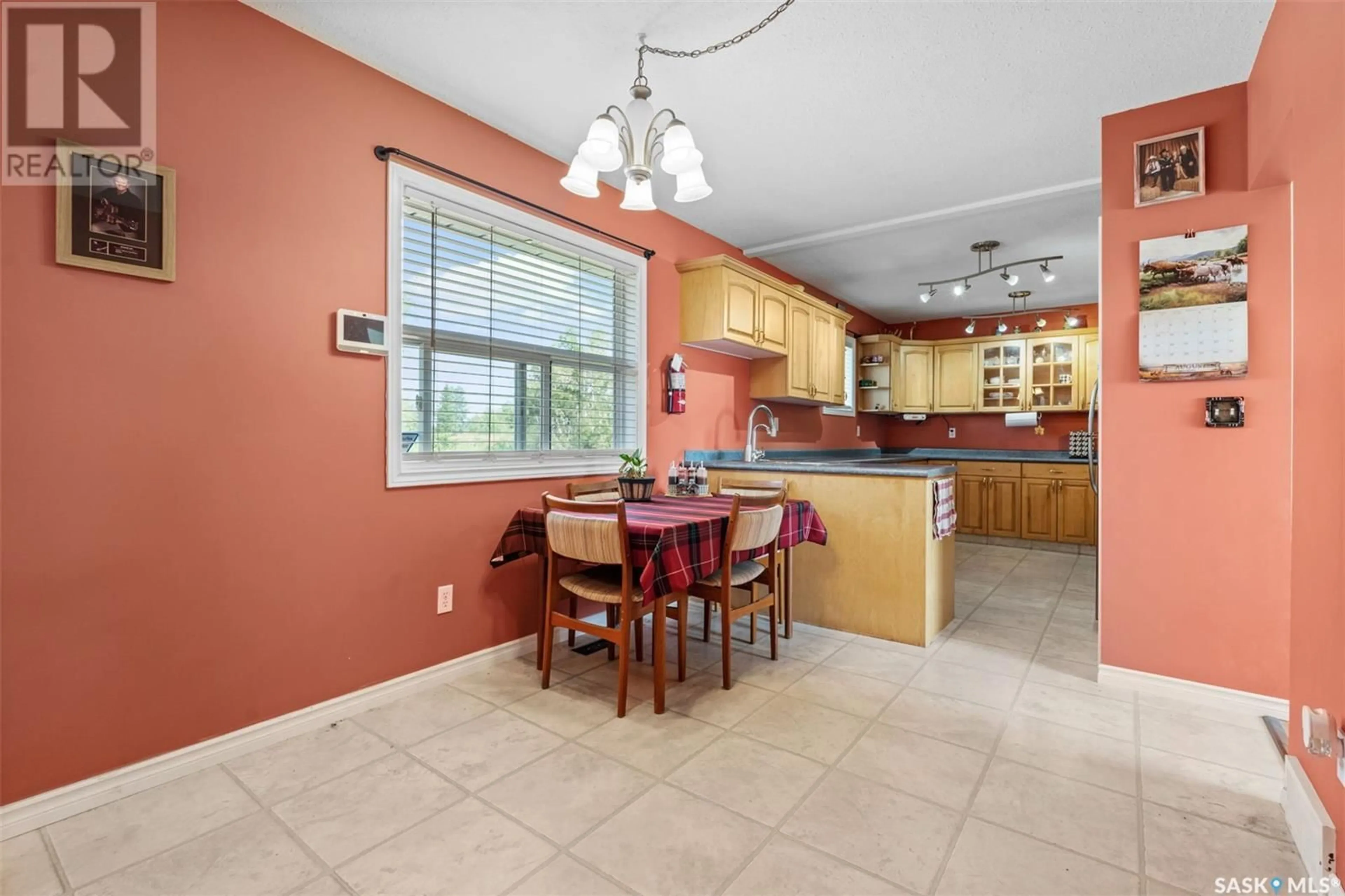 Open concept kitchen, ceramic/tile floor for Norris acreage, Perdue Rm No. 346 Saskatchewan S0K0J0