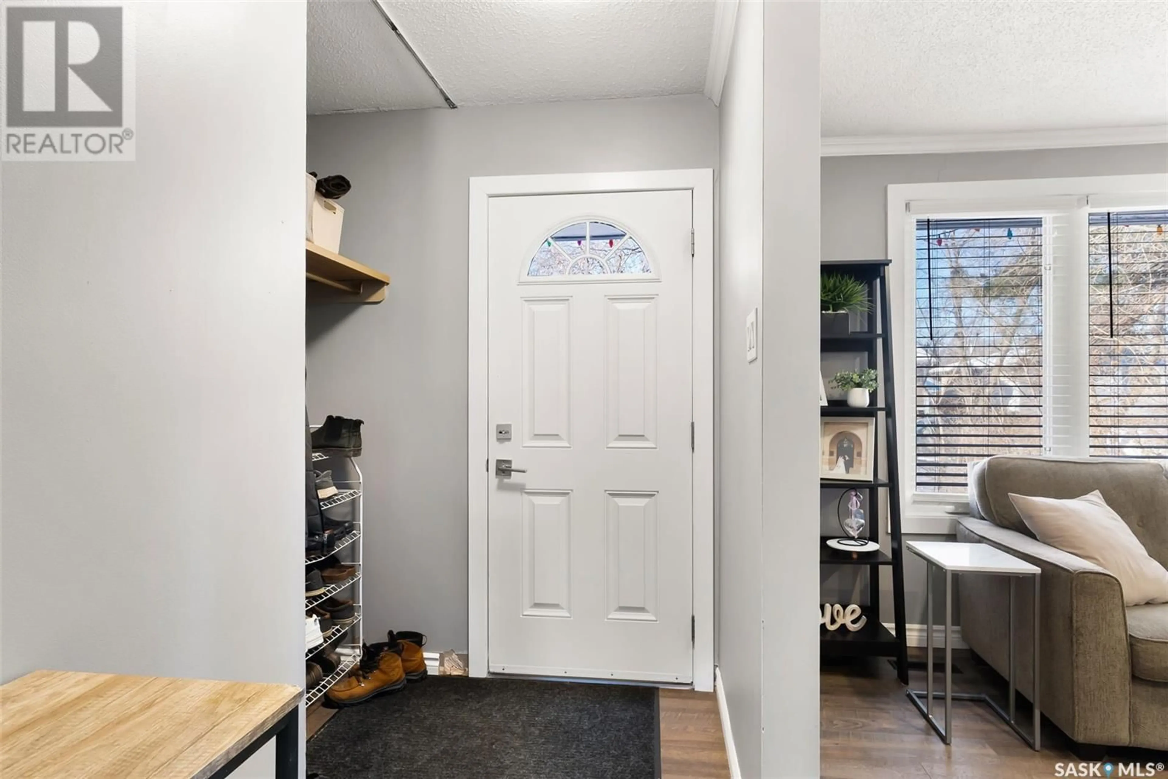 Indoor entryway for 15 Kangles STREET, Regina Saskatchewan S4N4M9