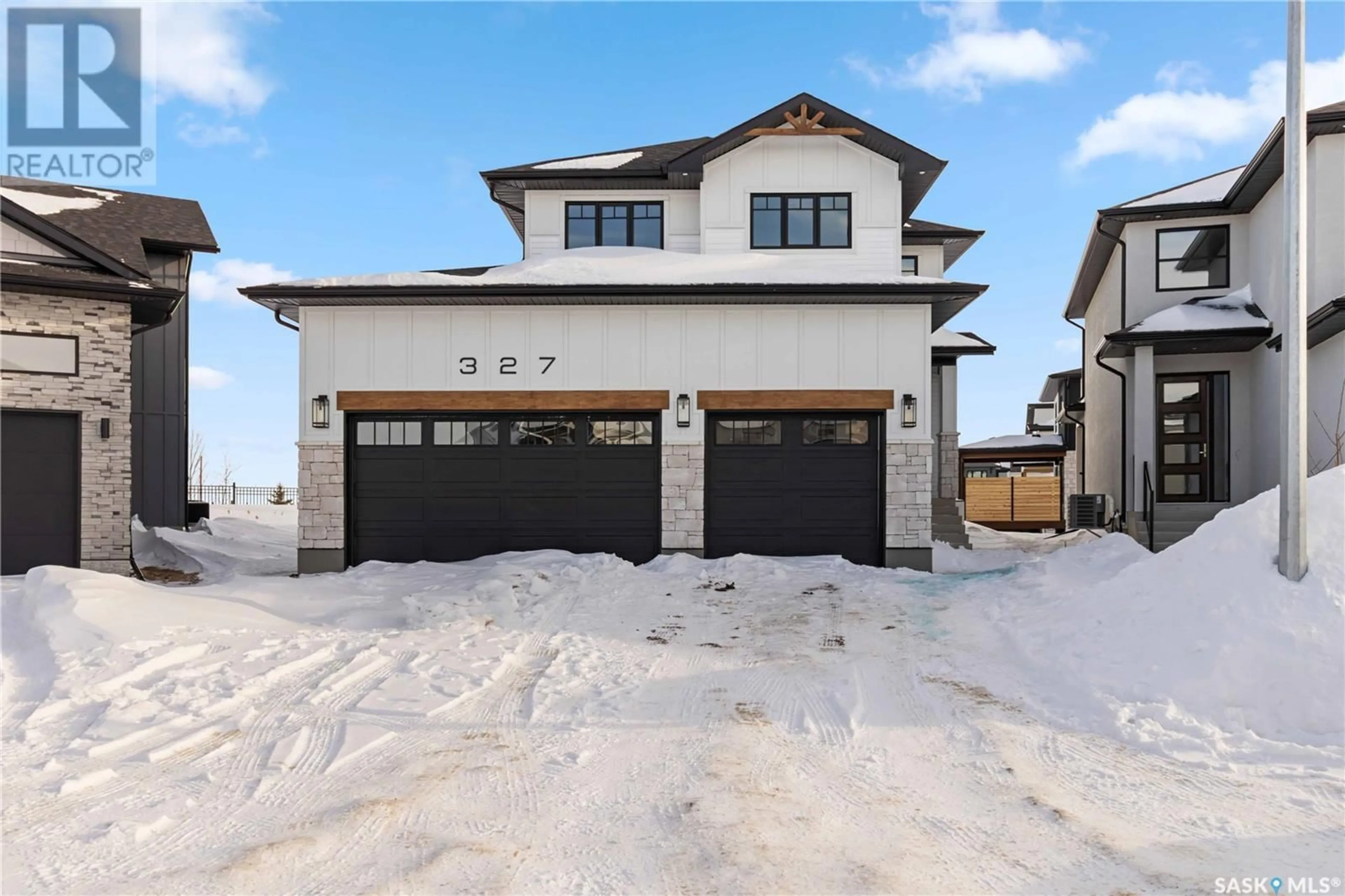 Indoor garage for 327 Woolf BAY, Saskatoon Saskatchewan S7W1E5