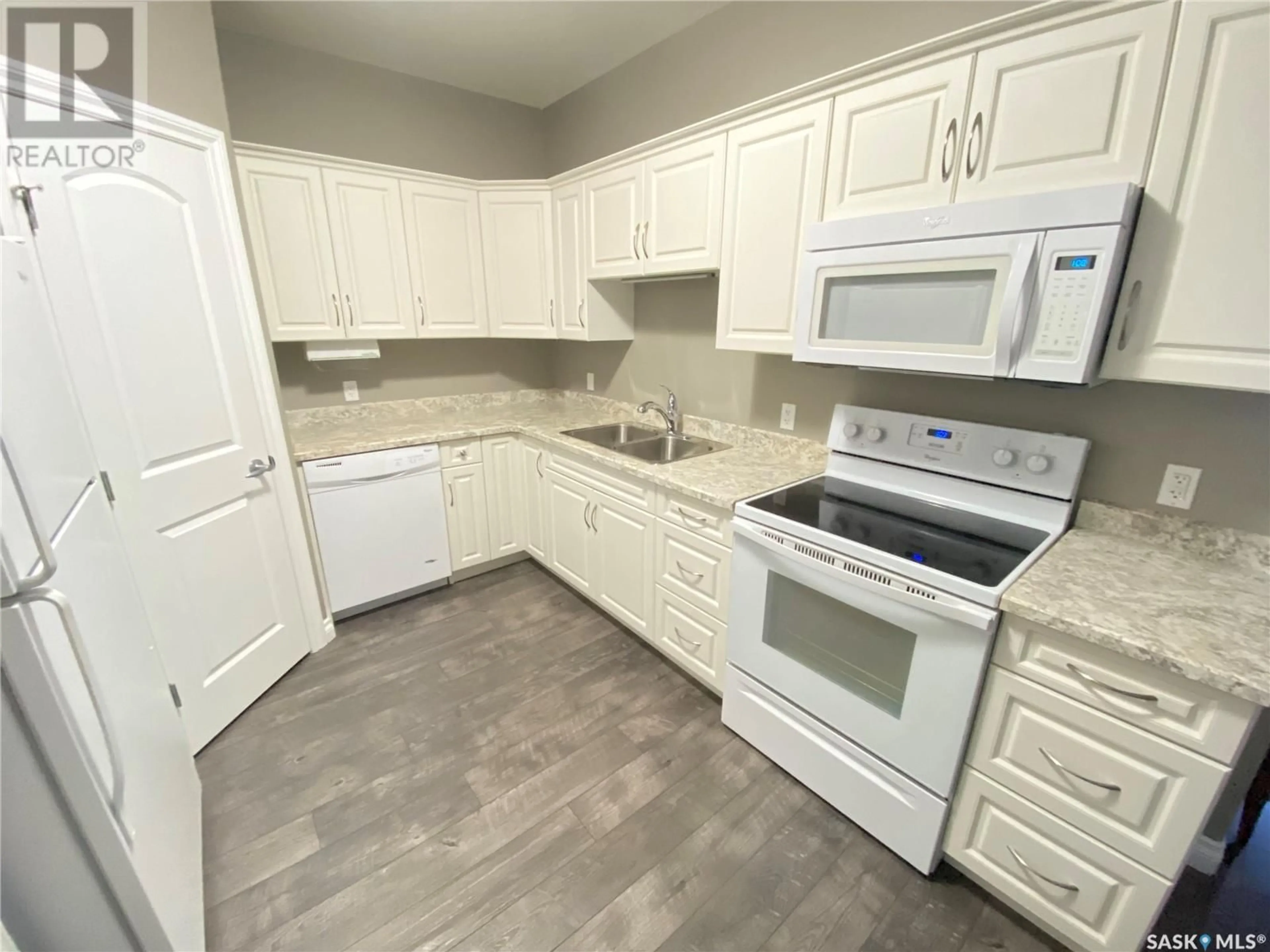 Standard kitchen, unknown for 305 123 Balmoral STREET, Yorkton Saskatchewan S3N4J2