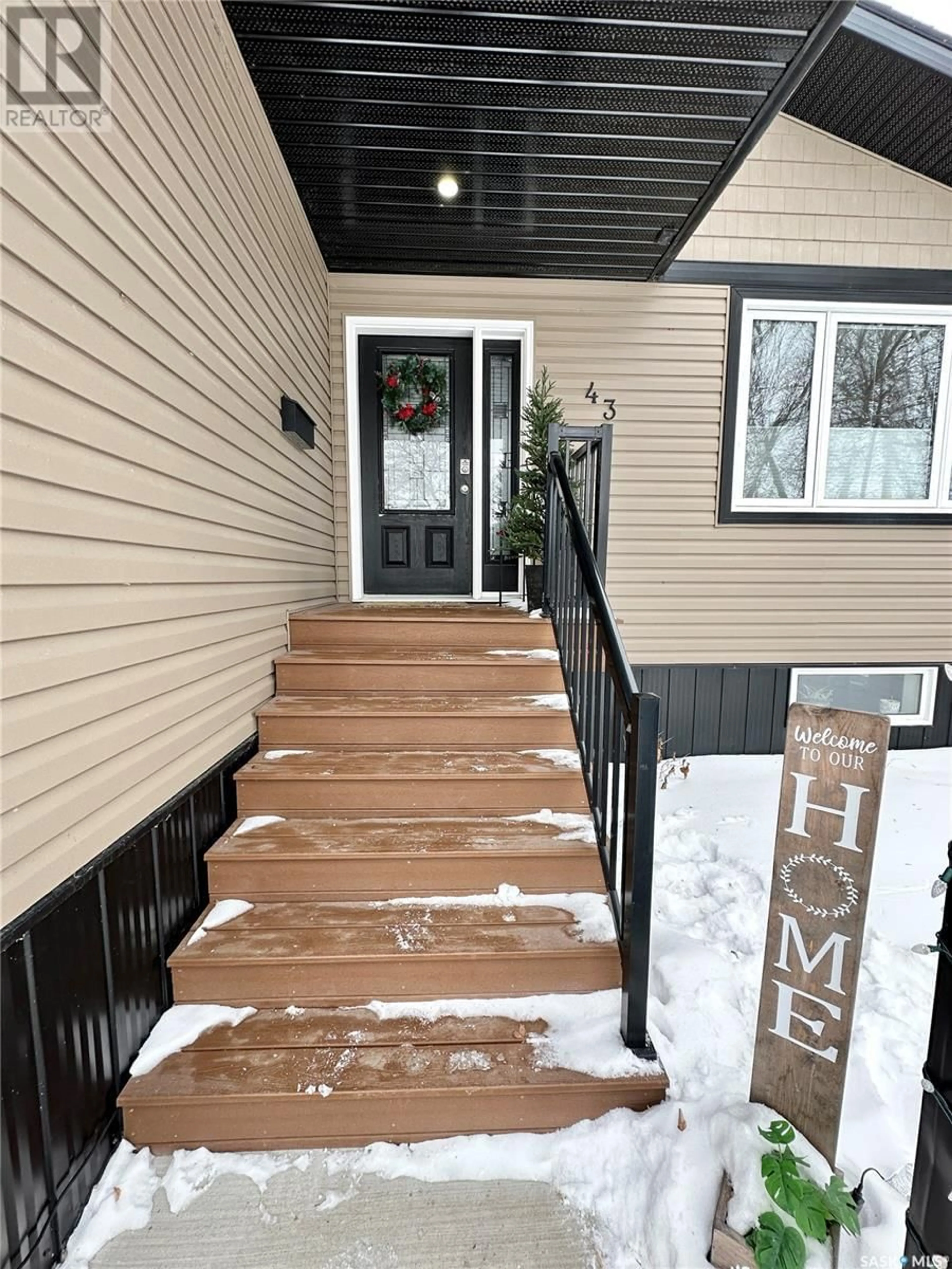 Indoor entryway for 43 9th STREET, Weyburn Saskatchewan S4H1E6