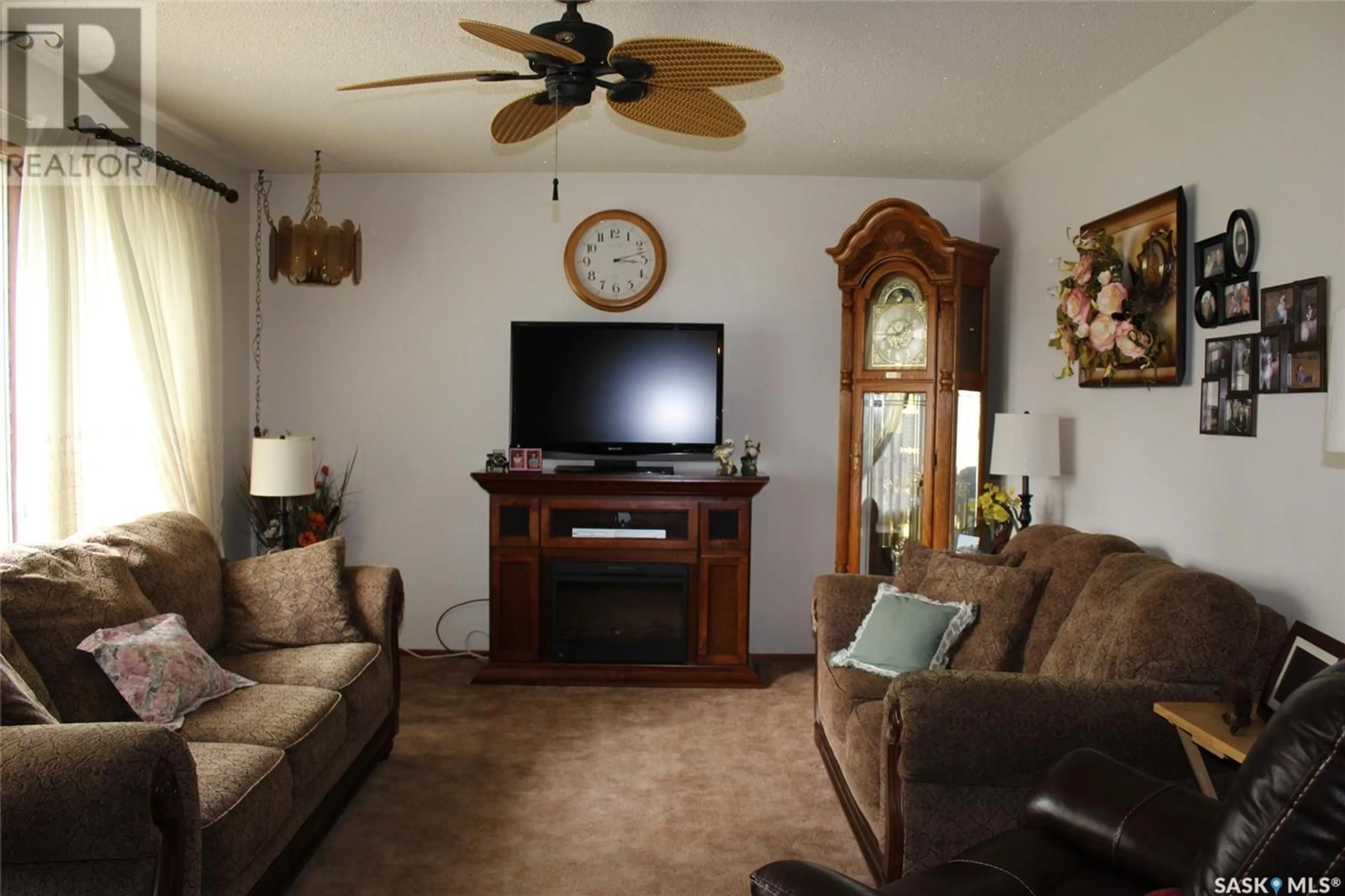 Living room with furniture, unknown for 542 6th AVENUE W, Shaunavon Saskatchewan S0N2M0