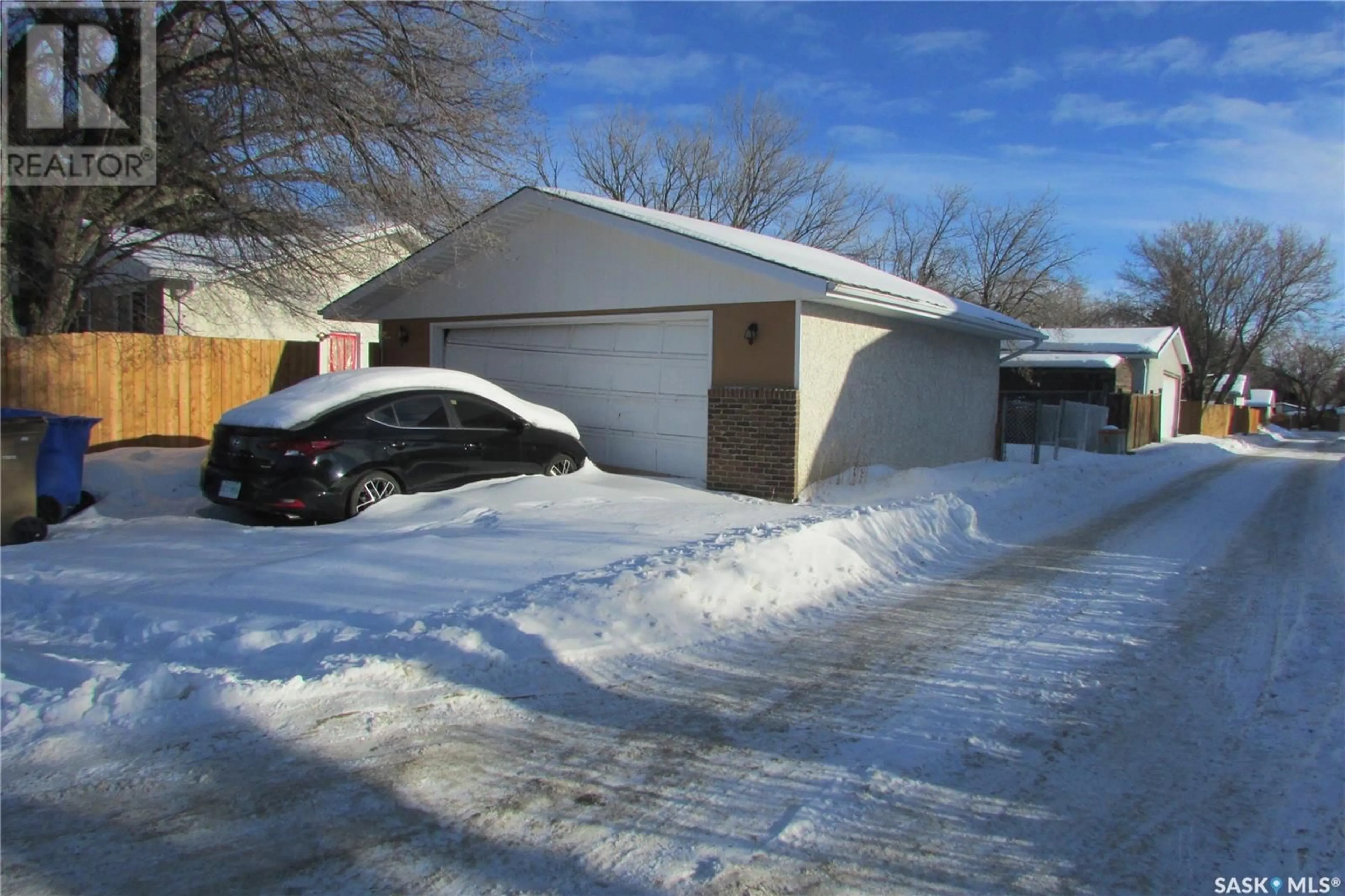 Indoor garage for 6 Bastedo CRESCENT, Regina Saskatchewan S4T6X9