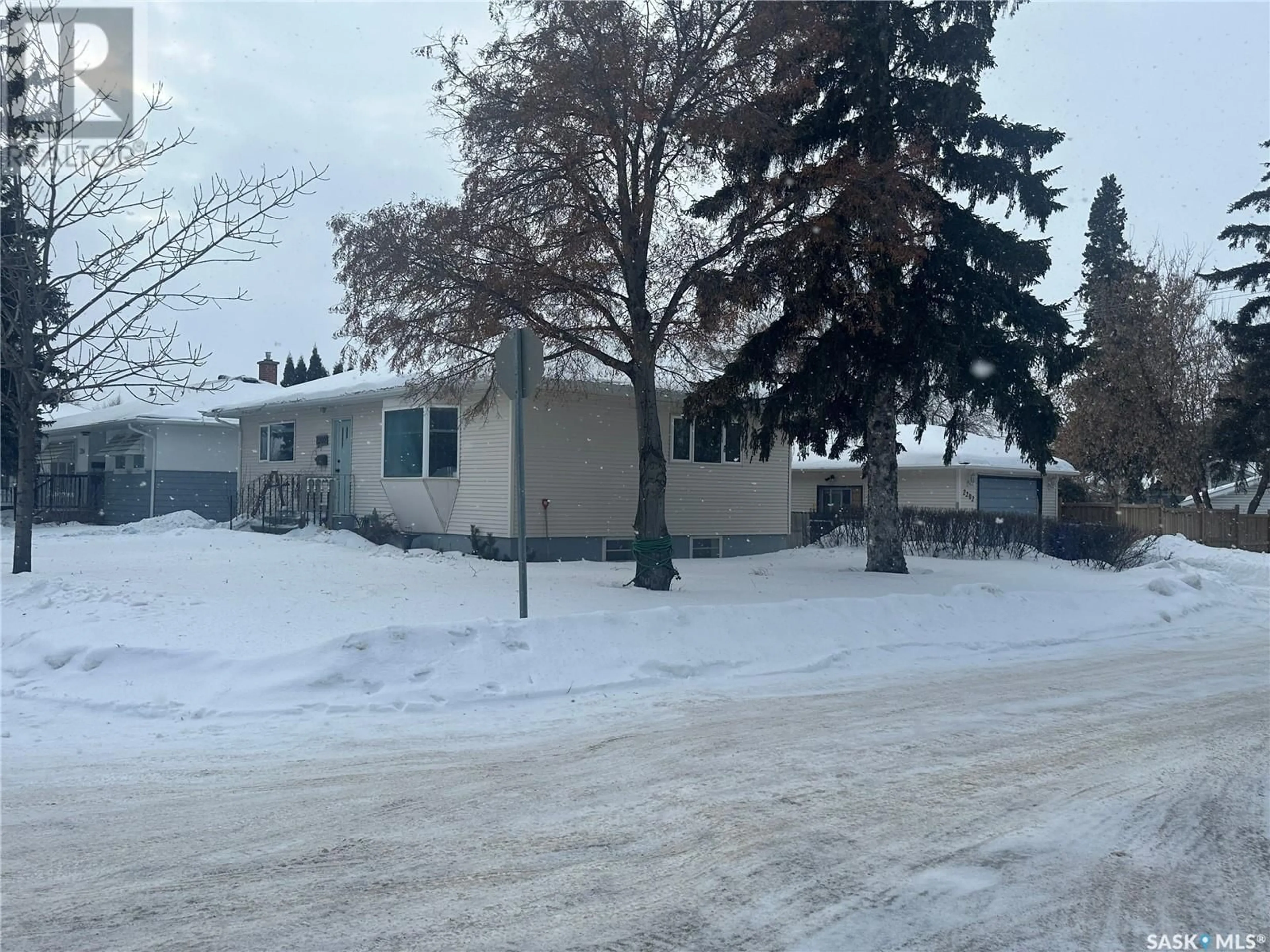 Unknown for 2202 Clarence AVENUE S, Saskatoon Saskatchewan S7J1L7